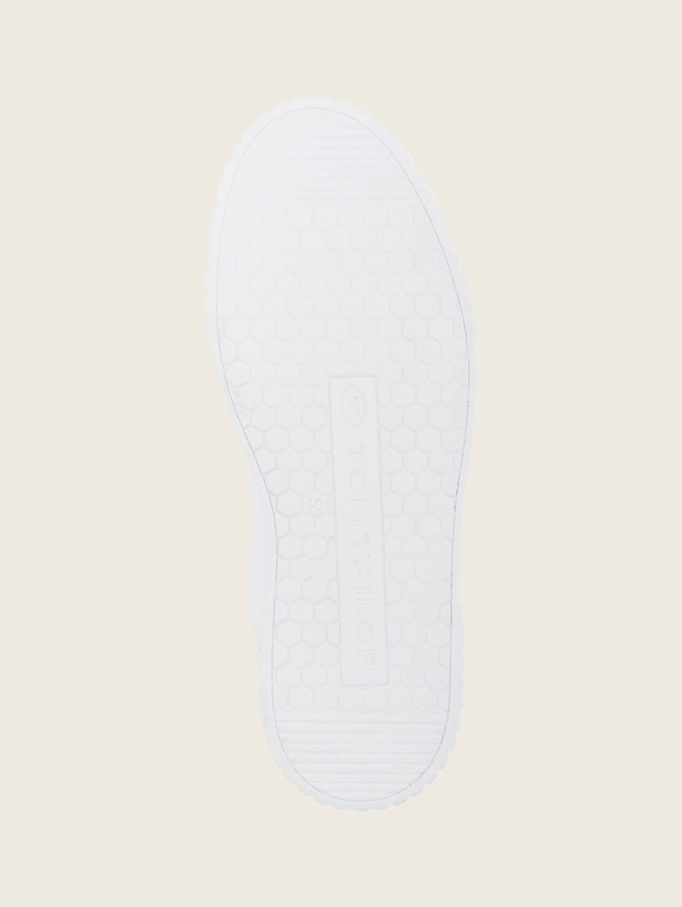 Sneaker aus hochwertigem Kunstleder - white - Produkt-Ansicht Sohle