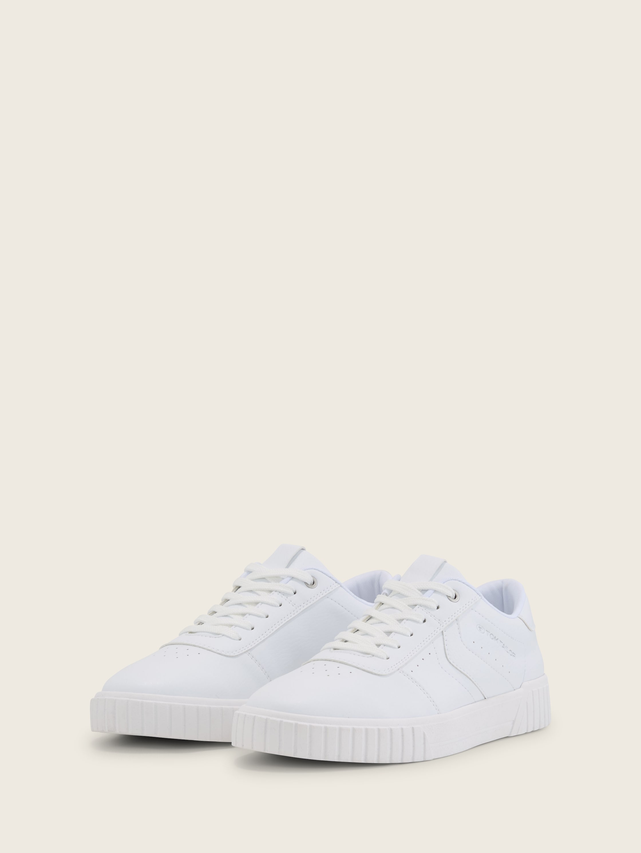 Sneaker aus hochwertigem Kunstleder - white - seitliche Produkt-Ansicht