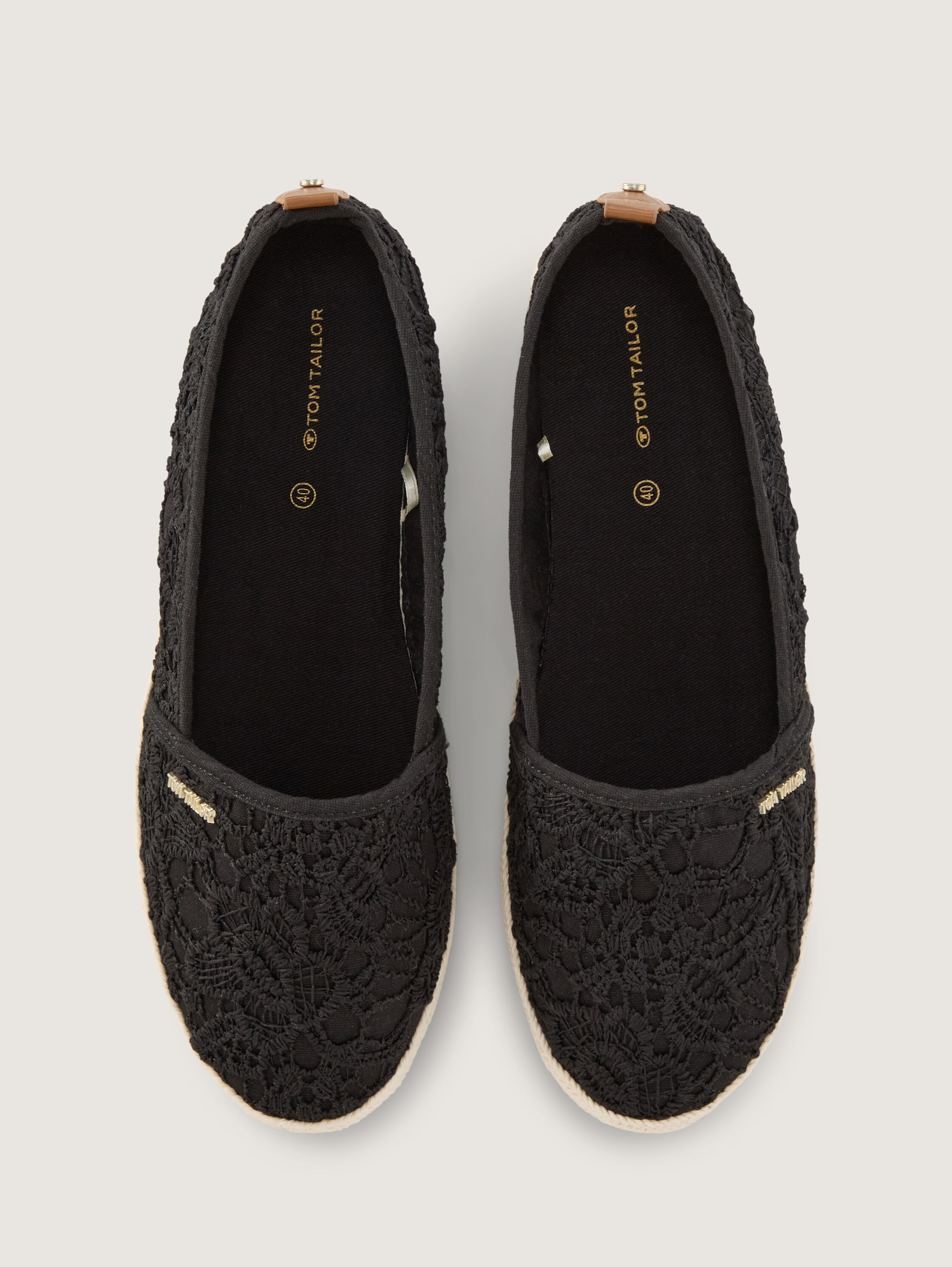 Flache Espadrilles mit Blumenstickerei - black_1 - 