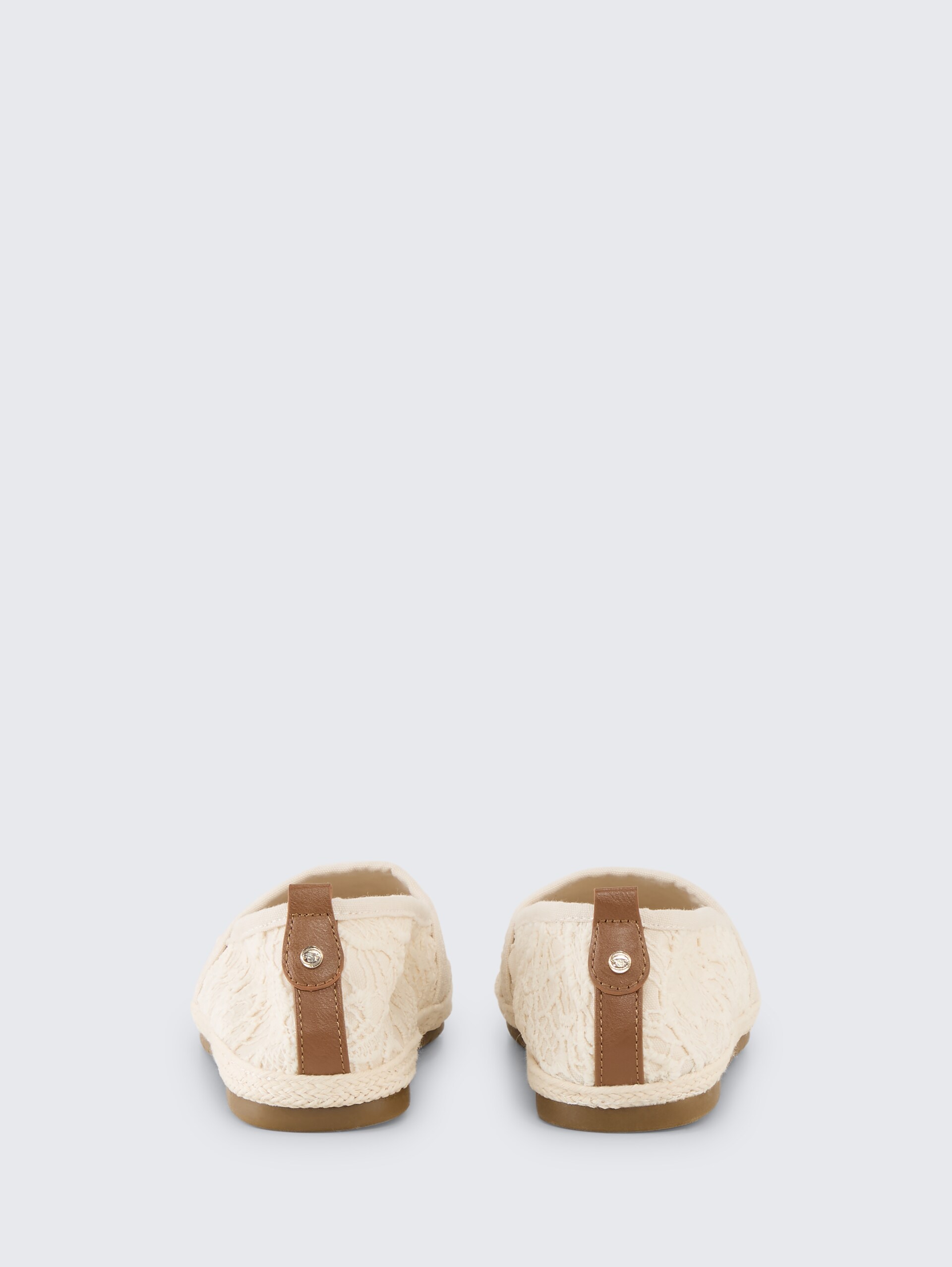 Flache Espadrilles mit Blumenstickerei - cream - Produkt-Rückansicht