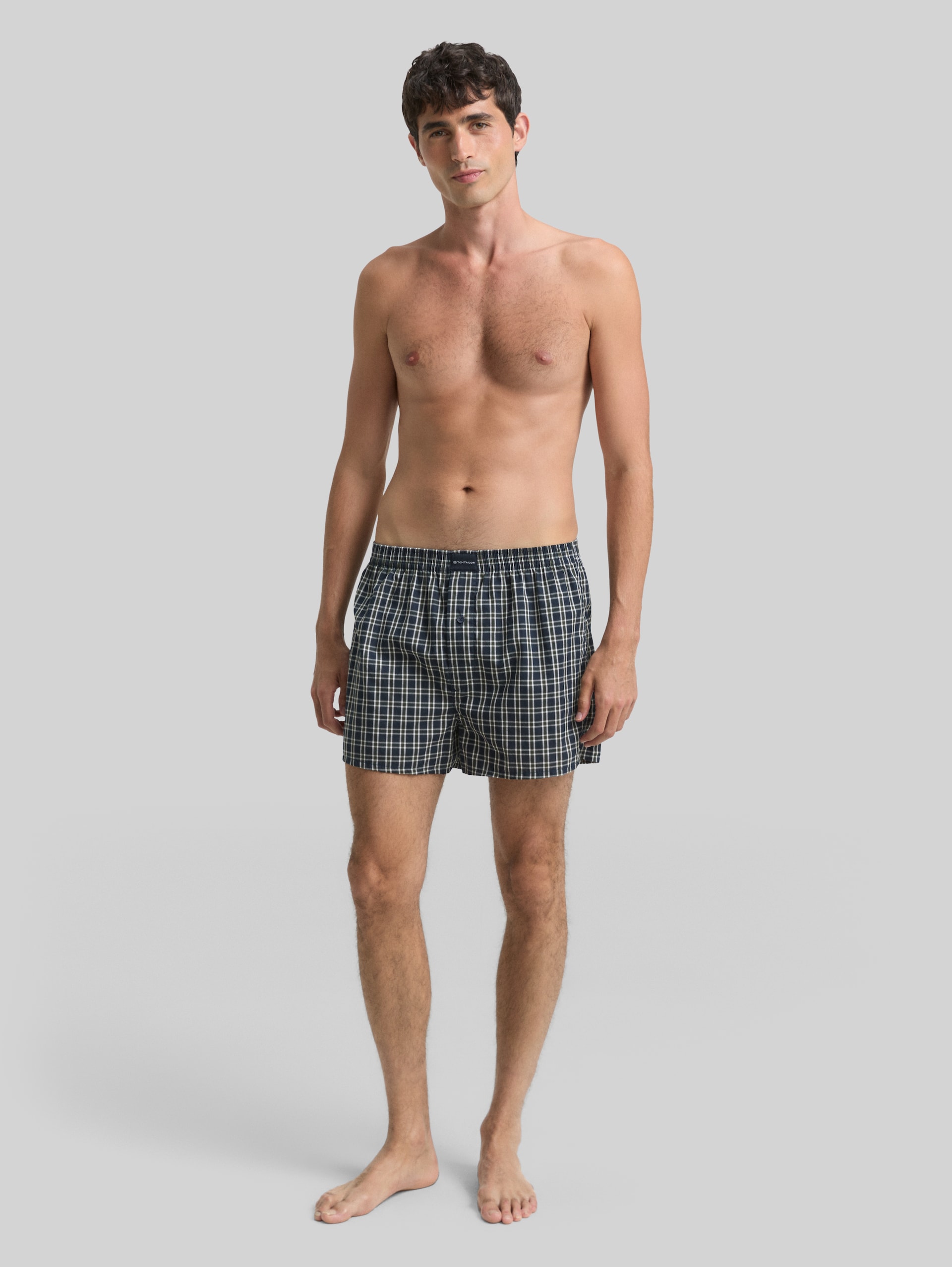 Mittellange Boxershorts mit Karomuster im 2er-Pack - green-dark-check - Model-Vorderansicht