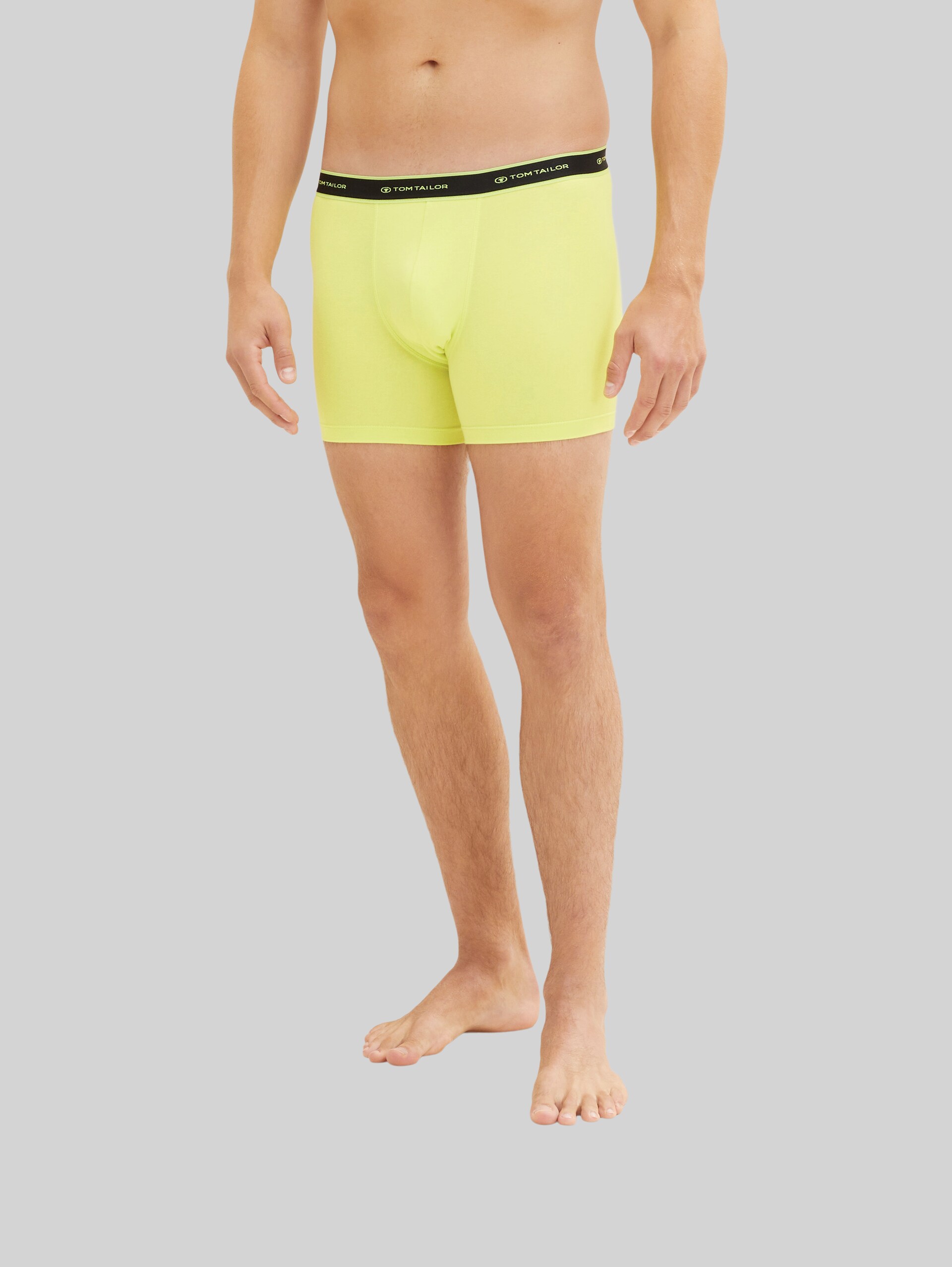 Medium-length boxer shorts in a 3-pack - gelb-dunkel-uni - Neckline model front view