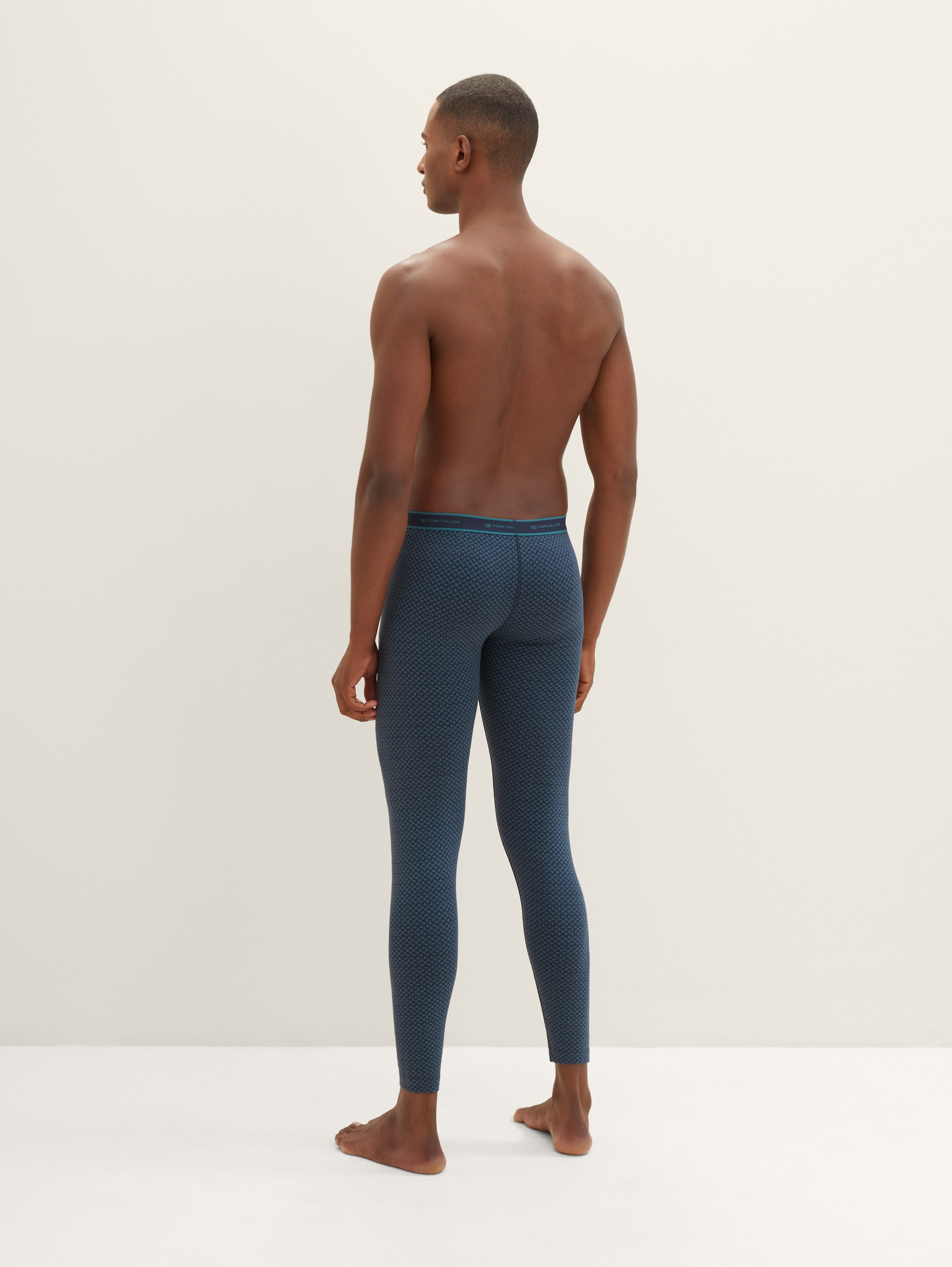 Gemusterte Leggings - green-medium-allover - Auschnitt Model-Rückansicht