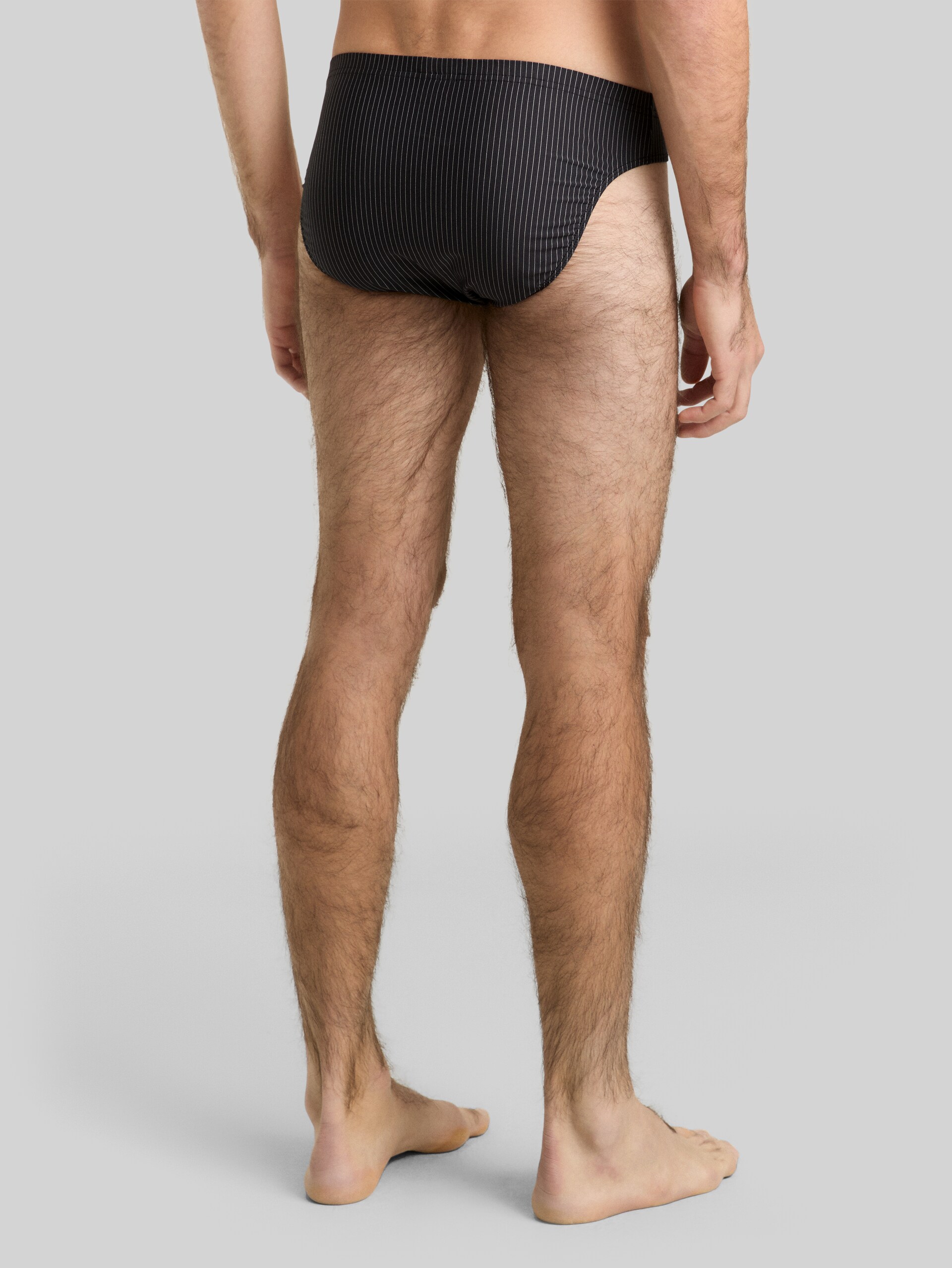 Slips mit Streifenmuster im 2er-Pack - black-dark-stripes - Auschnitt Model-Rückansicht