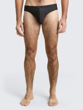 Slips mit Streifenmuster im 2er-Pack - black-dark-stripes - Ausschnitt Model-Vorderansicht