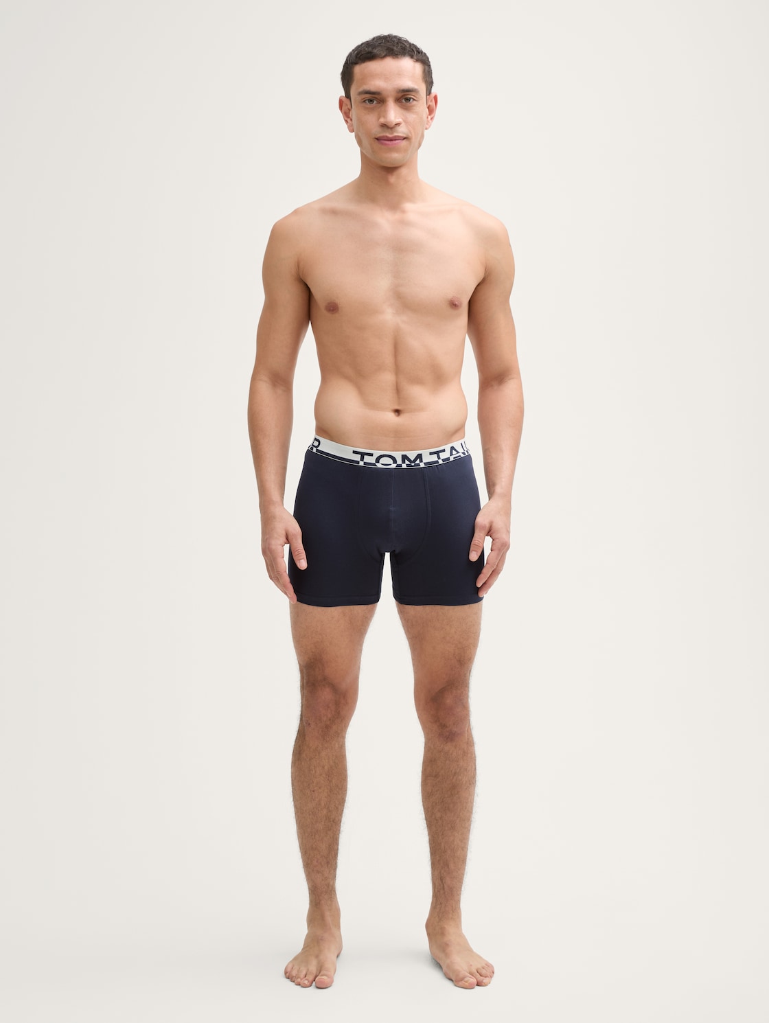 Mittellange Boxershorts im 4er-Pack - rot-dunkel-multicolor2 - Model-Vorderansicht