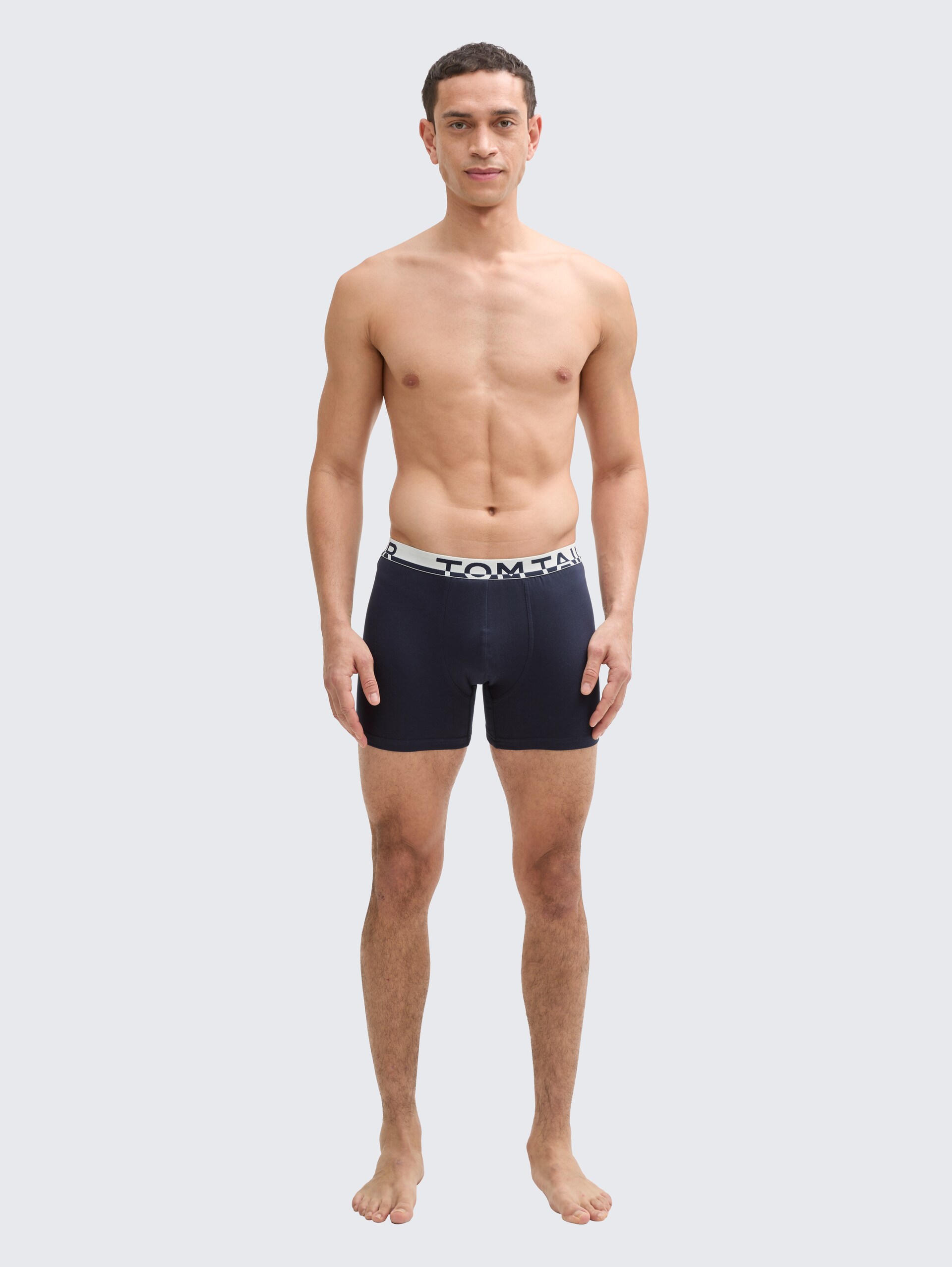 Mittellange Boxershorts im 4er-Pack - rot-dunkel-multicolor2 - Model-Vorderansicht