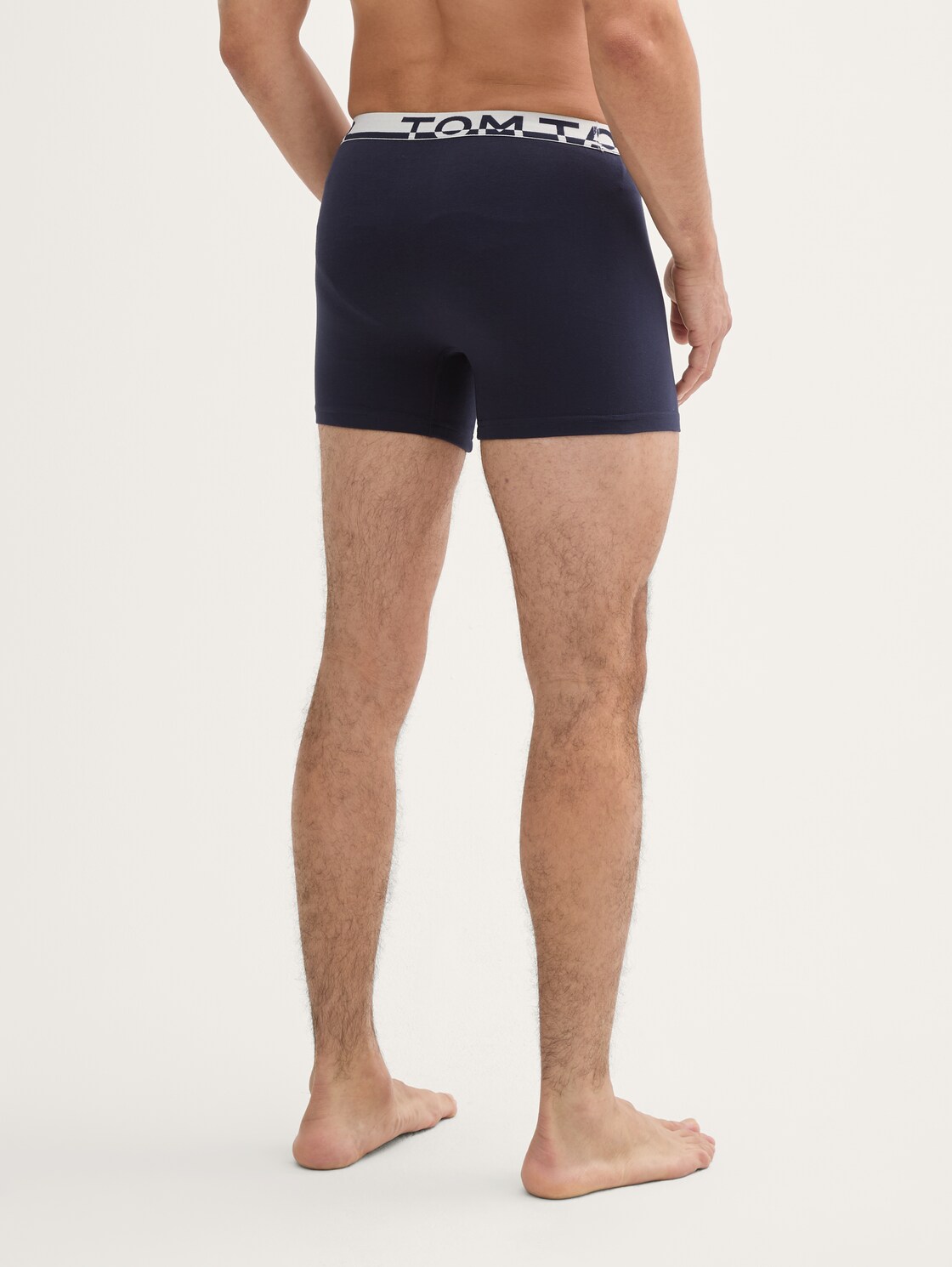 Mittellange Boxershorts im 4er-Pack - rot-dunkel-multicolor2 - Auschnitt Model-Rückansicht