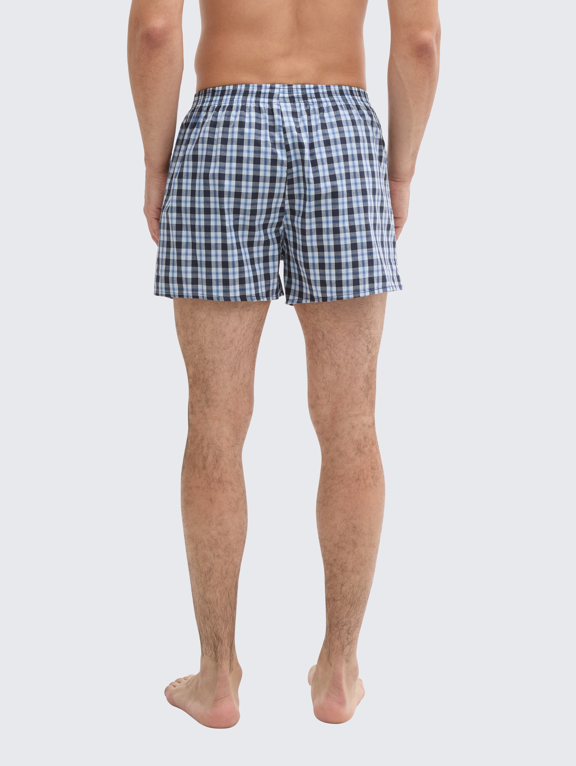Mittellange Boxershorts mit Karomuster im 2er-Pack - blau-hell-Karo - Auschnitt Model-Rückansicht
