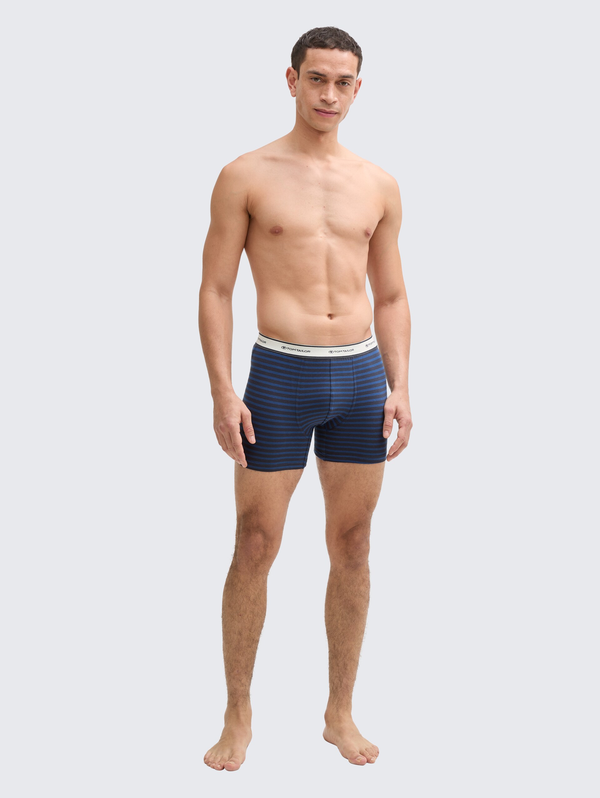 Mittellange Boxershorts im 4er-Pack - blue stripe - Model-Vorderansicht