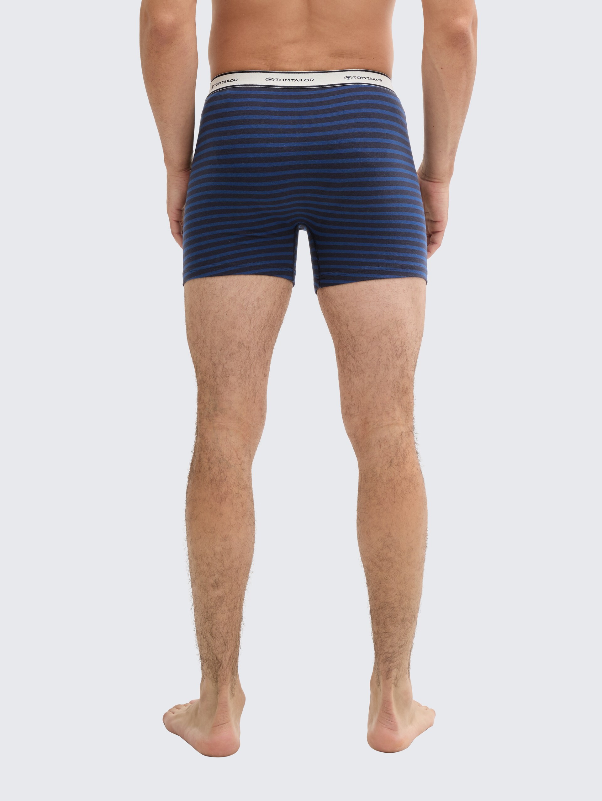 Mittellange Boxershorts im 4er-Pack - blue stripe - Auschnitt Model-Rückansicht