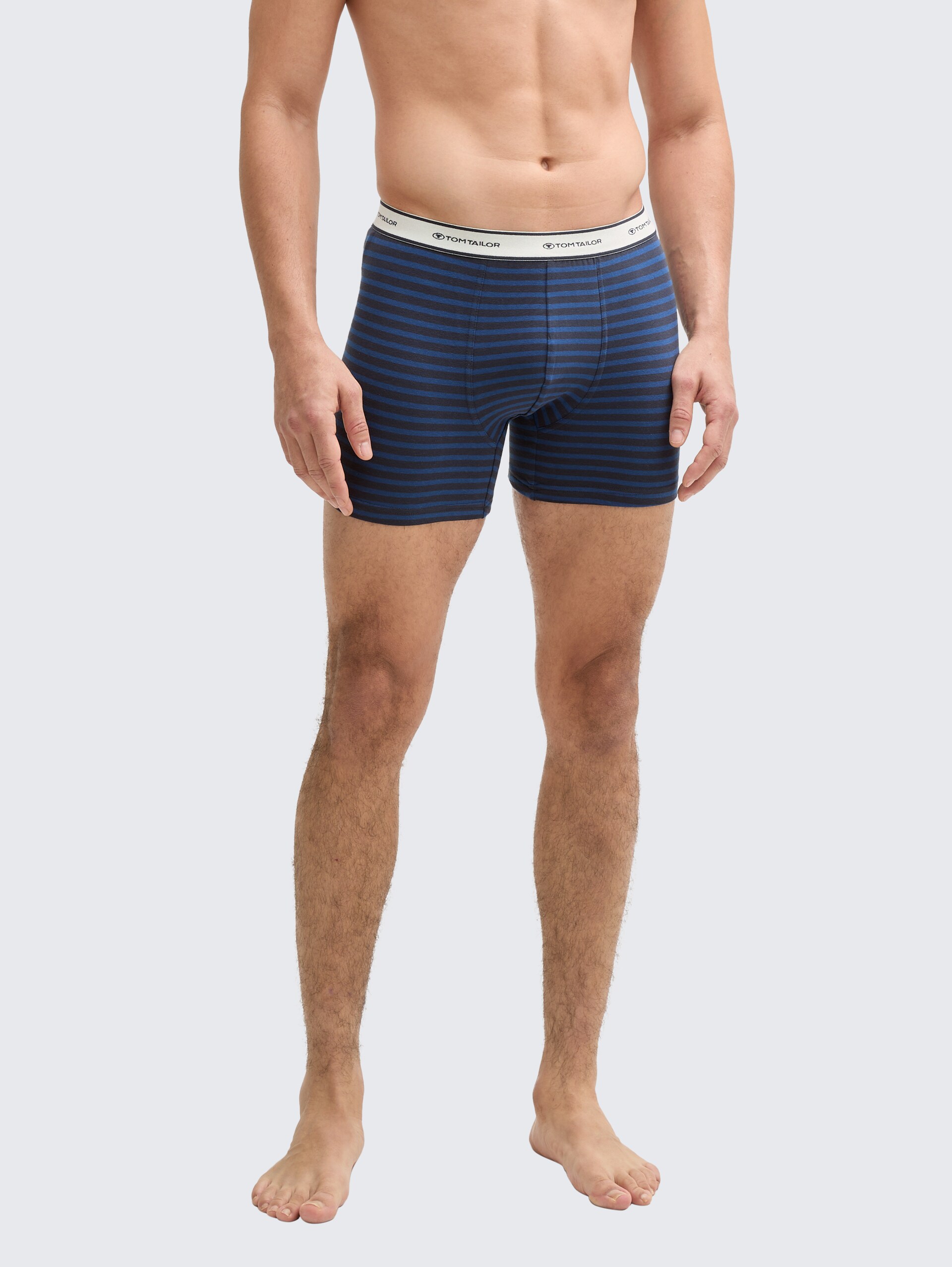 Mittellange Boxershorts im 4er-Pack - blue stripe - Ausschnitt Model-Vorderansicht