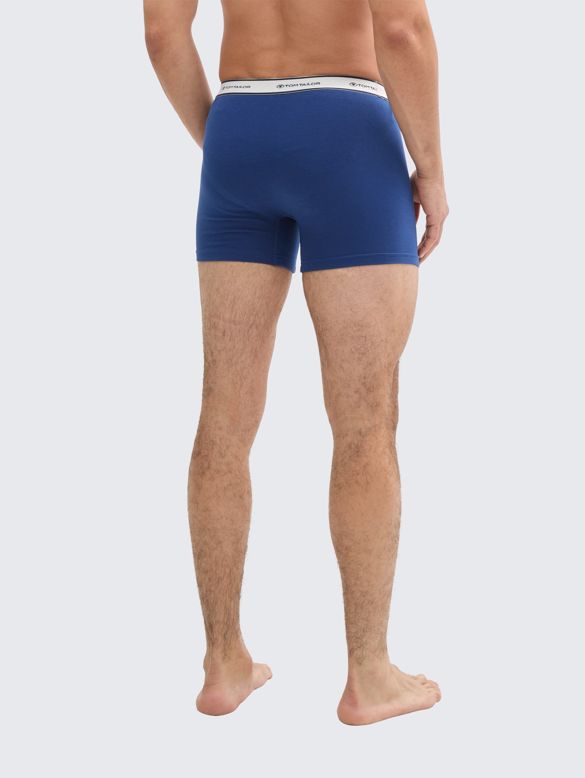 Mittellange Boxershorts im 4er-Pack - blue-medium-solid - Auschnitt Model-Rückansicht