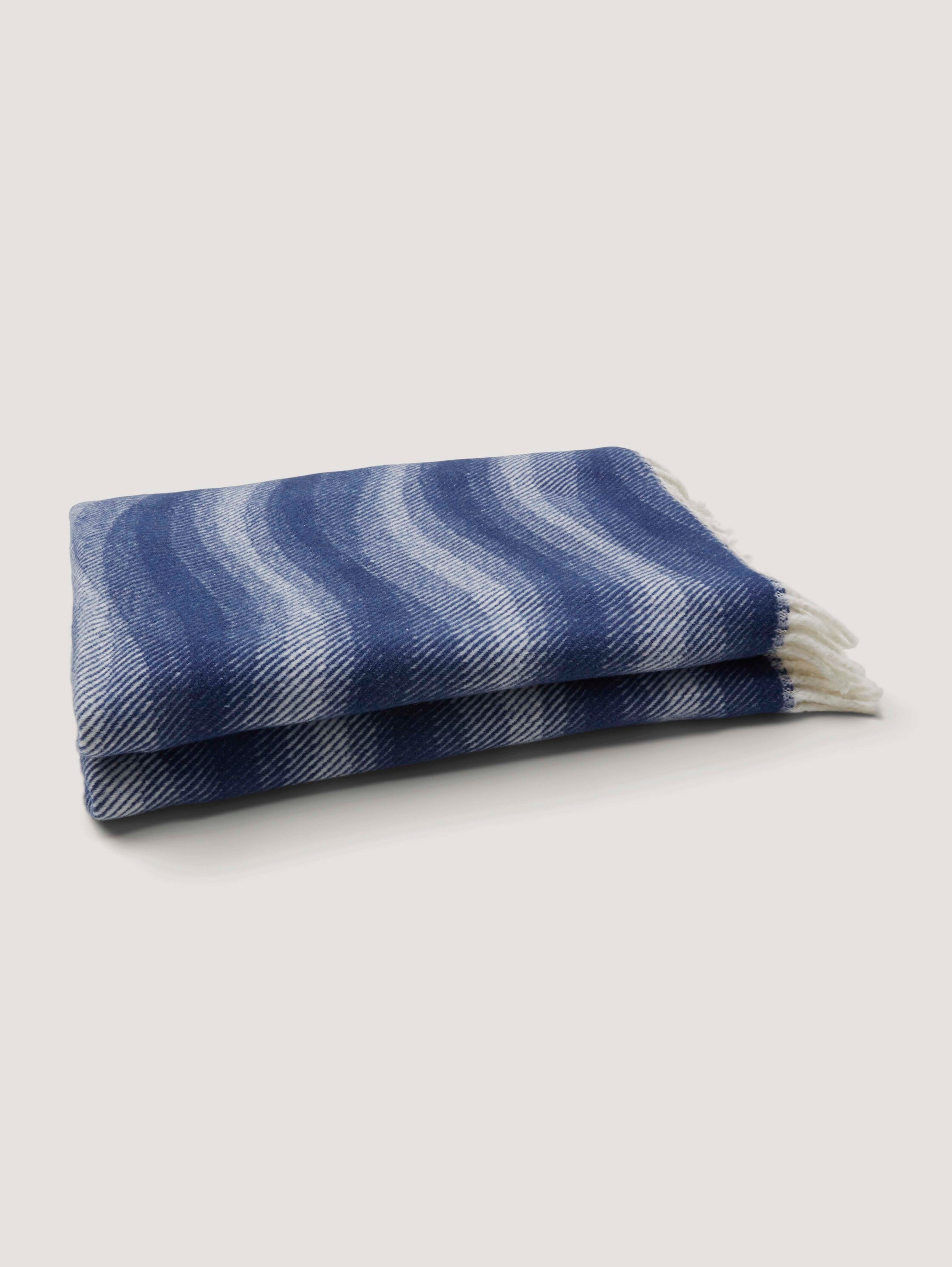 bedspread with a wave design - azurblue