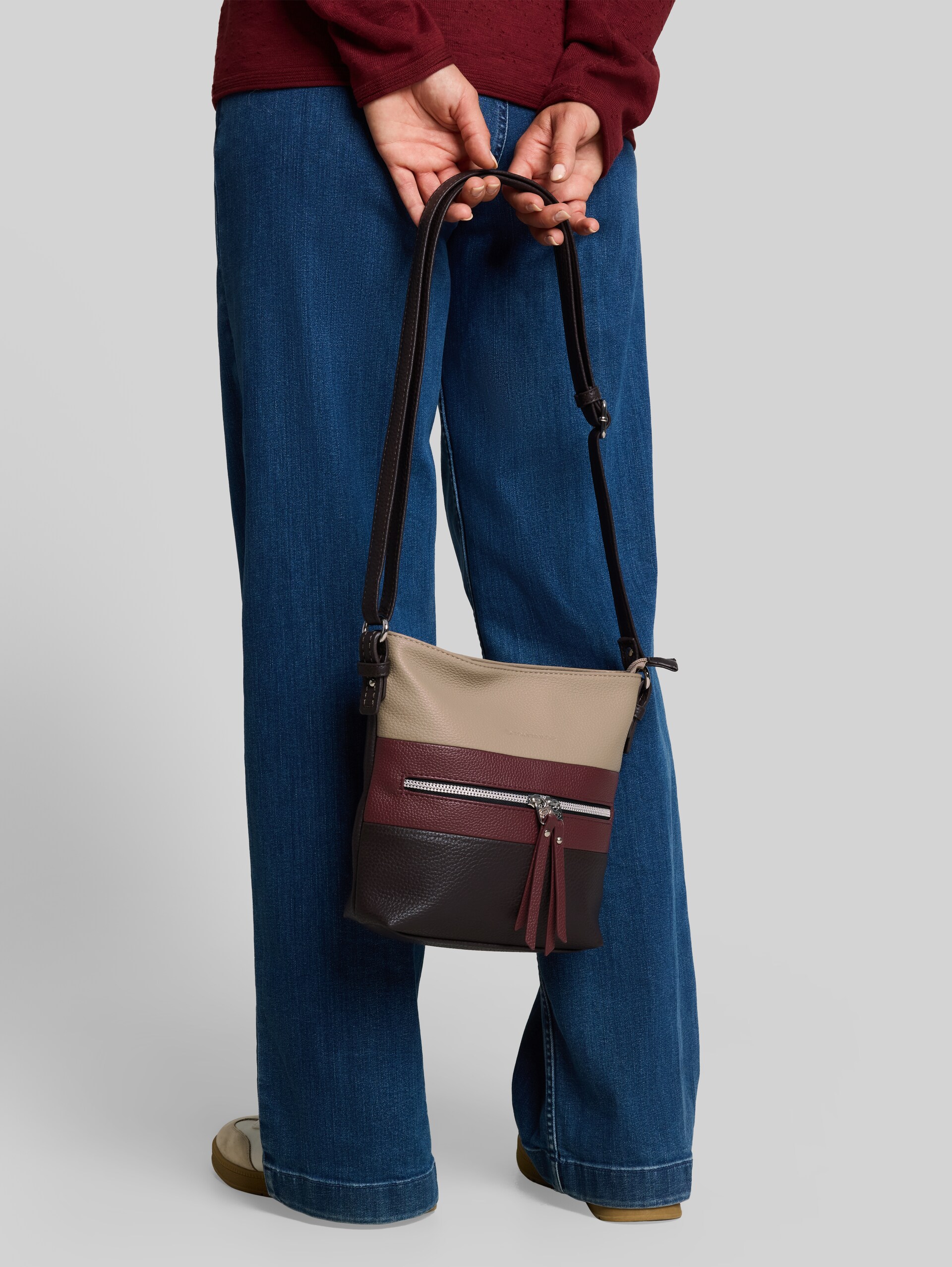 TTELLEN M schoudertas met colour-blocking - dark brown - zijaanzicht model