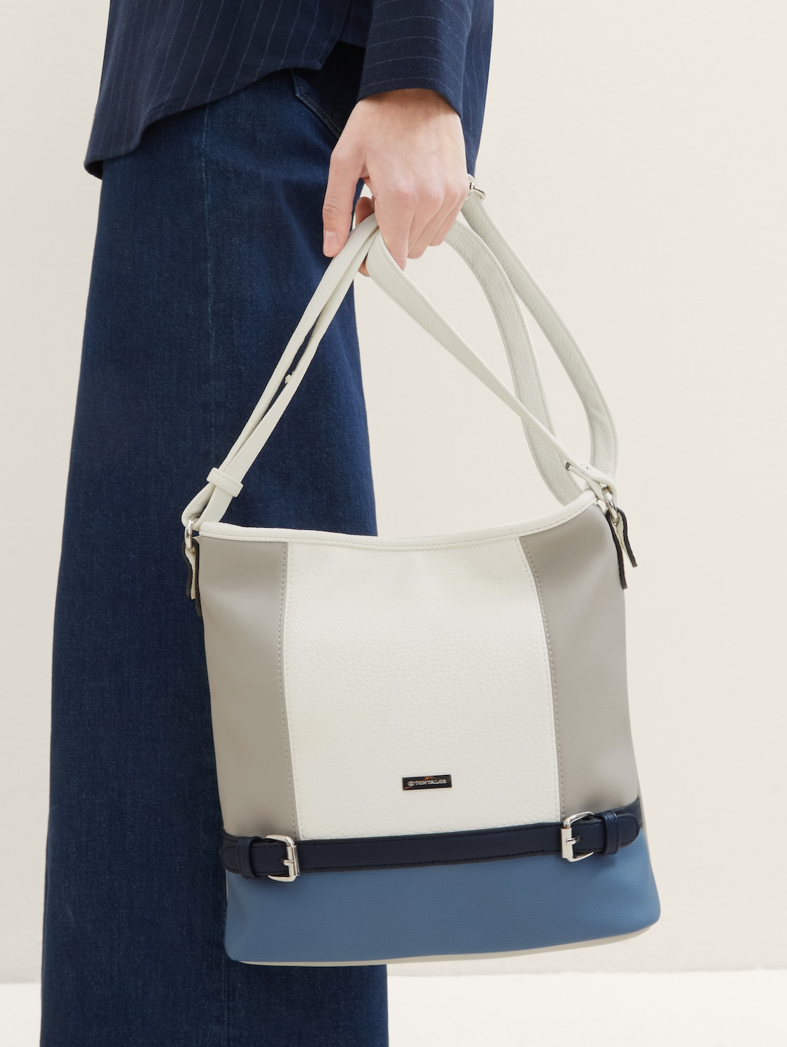 TTJUNA Beuteltasche mit Colour Blocking - denim blue - seitliche Model-Ansicht