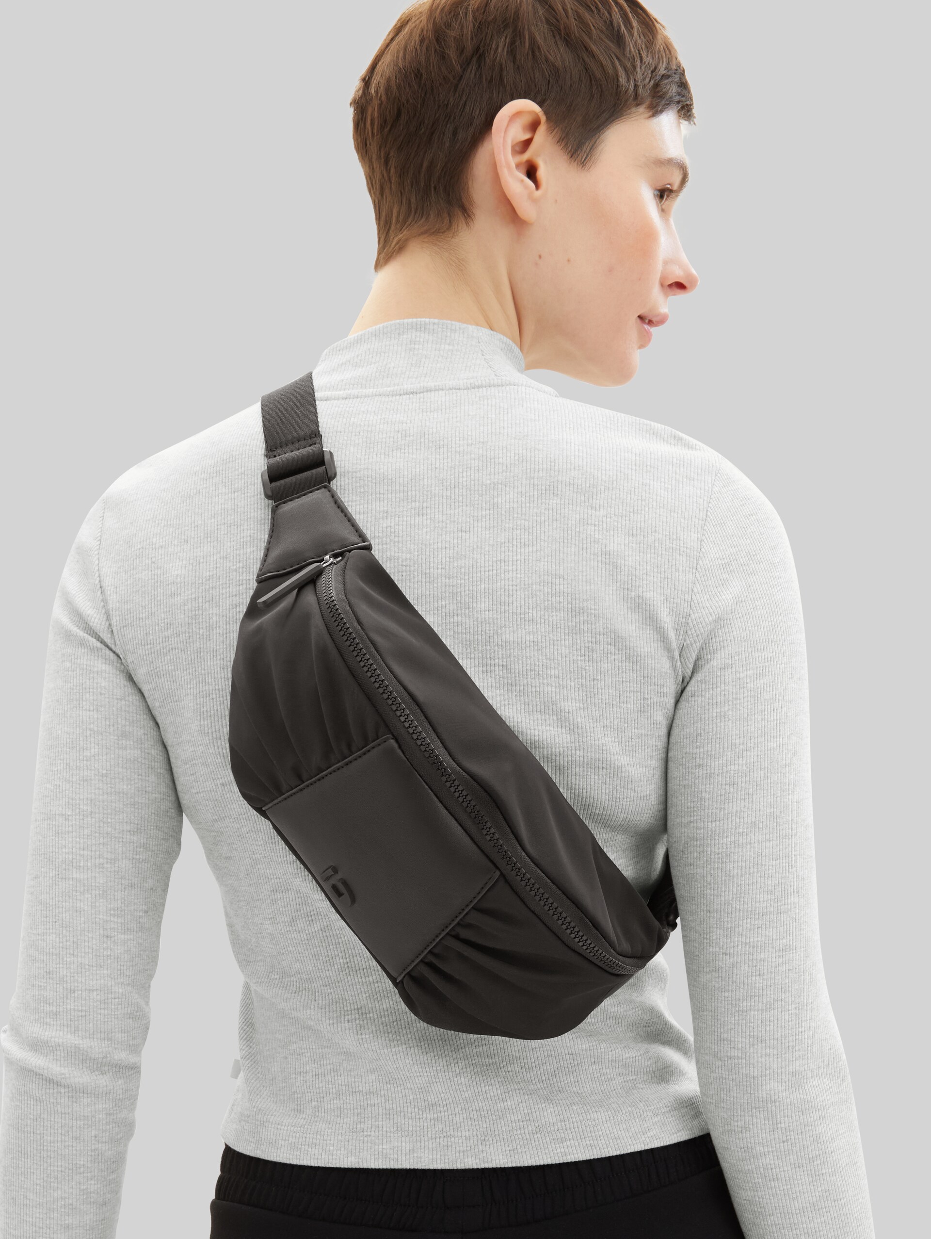 TTBENJA belt bag with material mix - schwarz / black - side model view