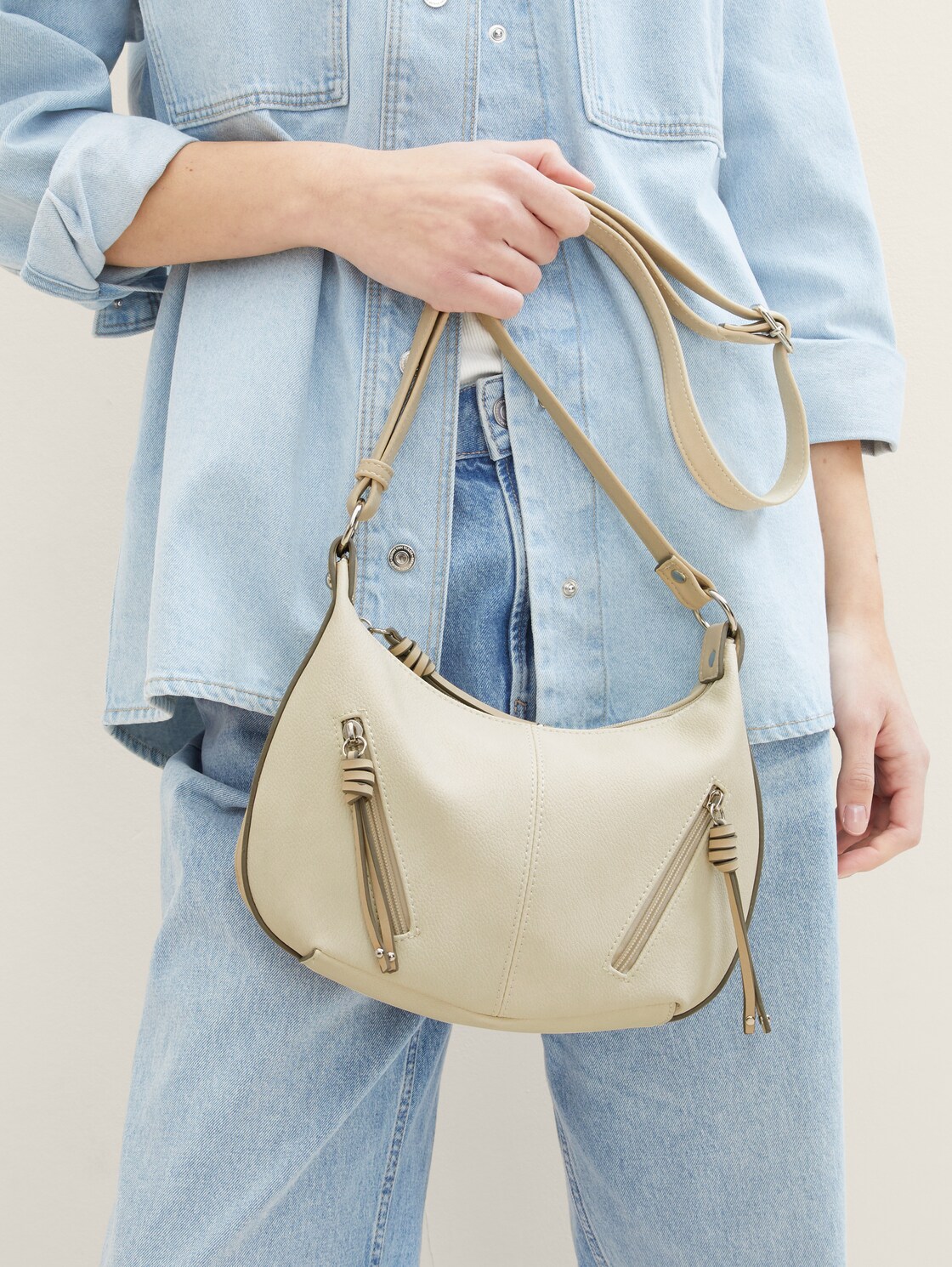 TTCAIA S Umhängetasche mit Reißverschluss-Details - off white / off white - seitliche Model-Ansicht