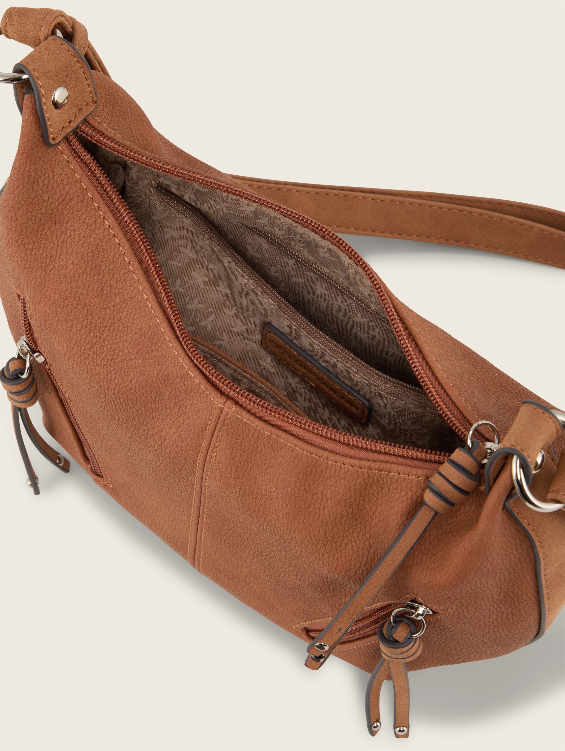 TTCAIA S Umhängetasche mit Reißverschluss-Details - cognac_brandy - seitliche Produkt-Ansicht 