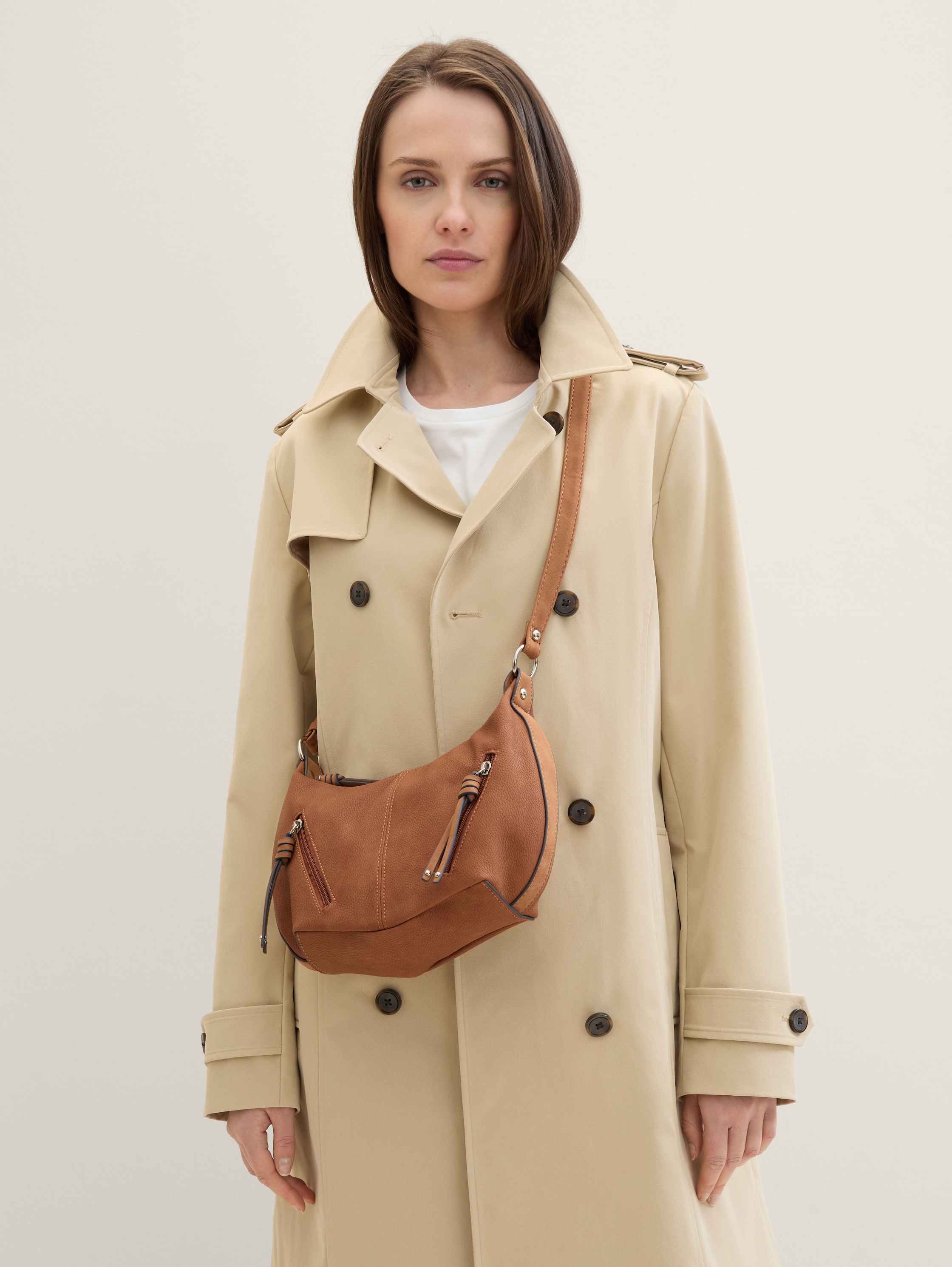 TTCAIA S Umhängetasche mit Reißverschluss-Details - cognac_brandy - seitliche Model-Ansicht