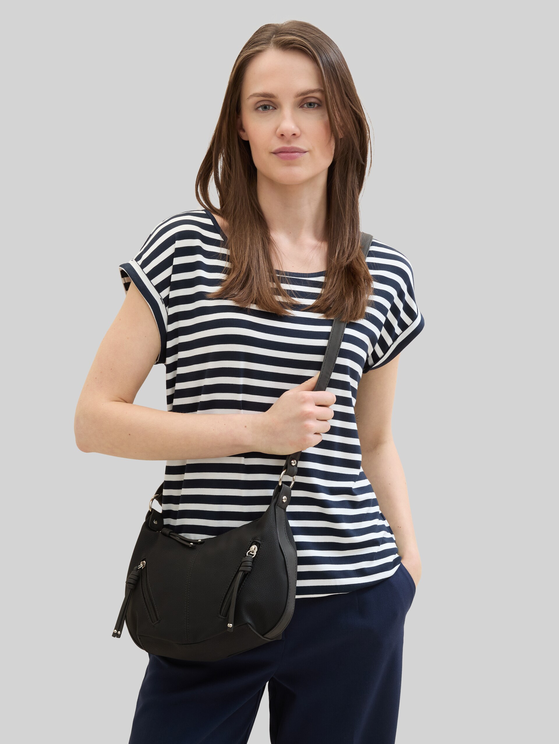 TTCAIA S Umhängetasche mit Reißverschluss-Details - schwarz / black - seitliche Model-Ansicht