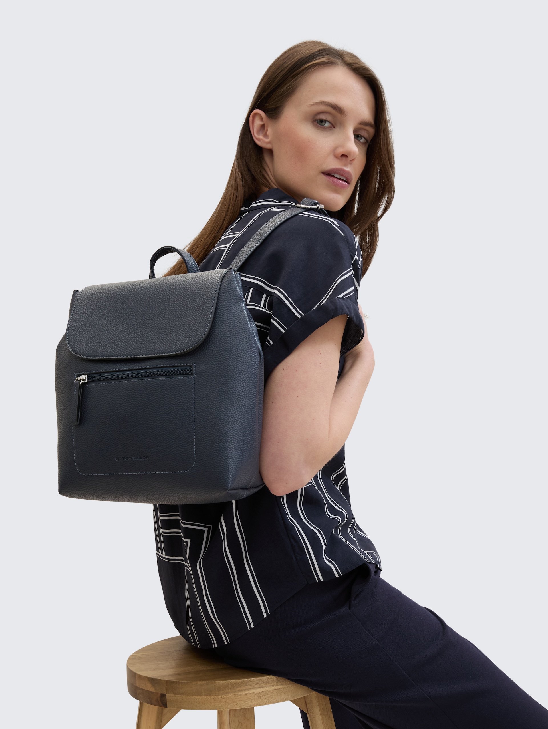 TTELIS S Rucksack aus Lederimitat - dark blue - seitliche Model-Ansicht