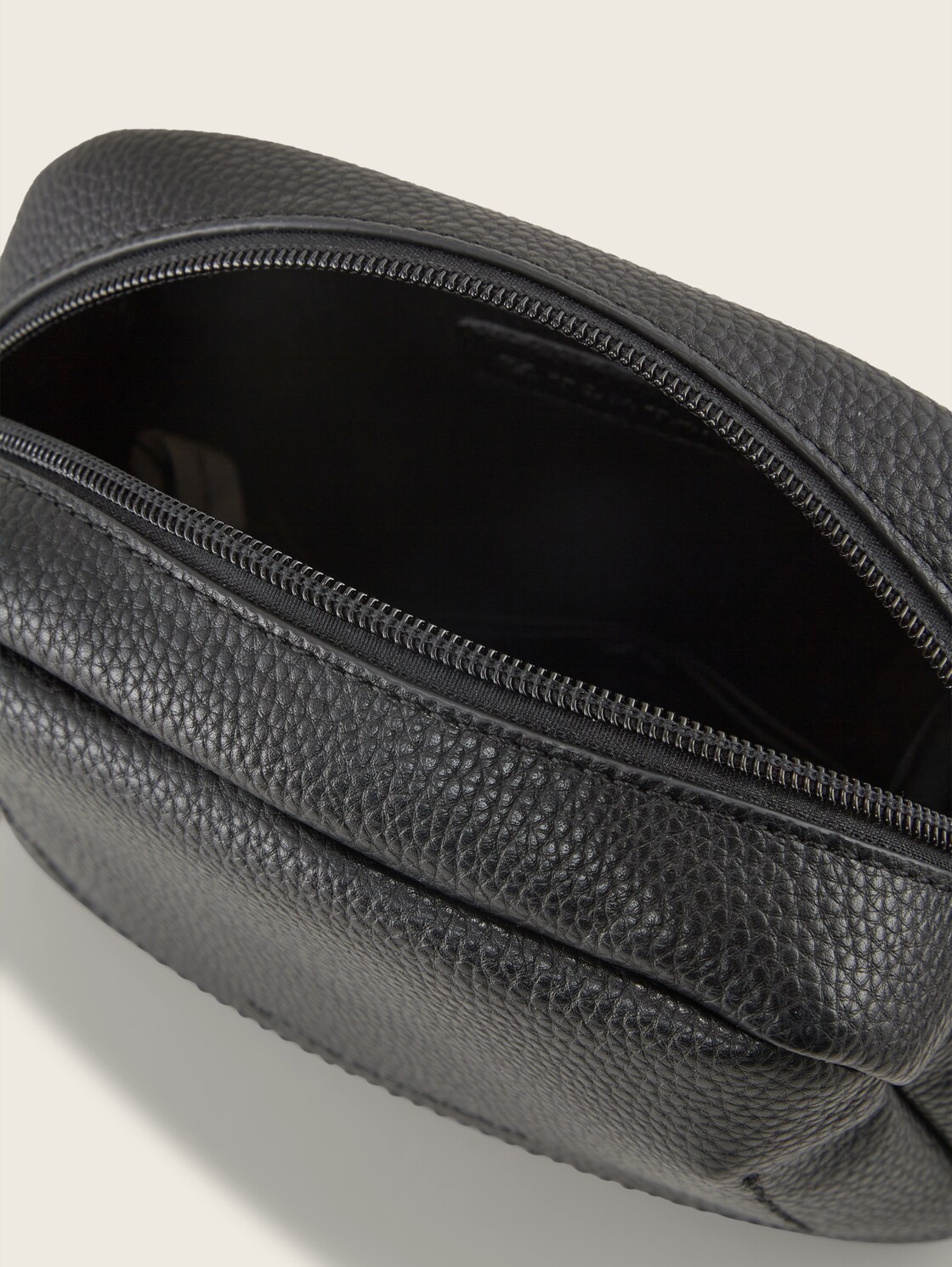 TTELIS Umhängetasche mit Ziernaht - schwarz / black - seitliche Produkt-Ansicht 