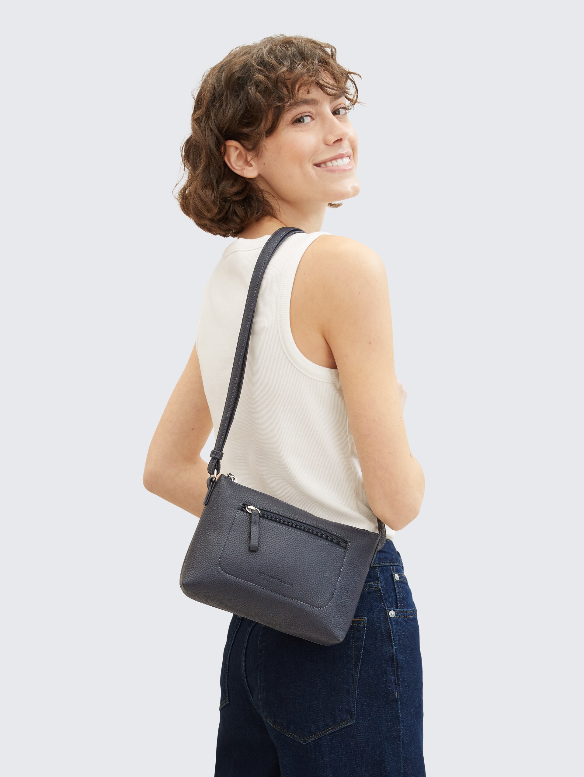 TTELIS Umhängetasche - dark blue - seitliche Model-Ansicht