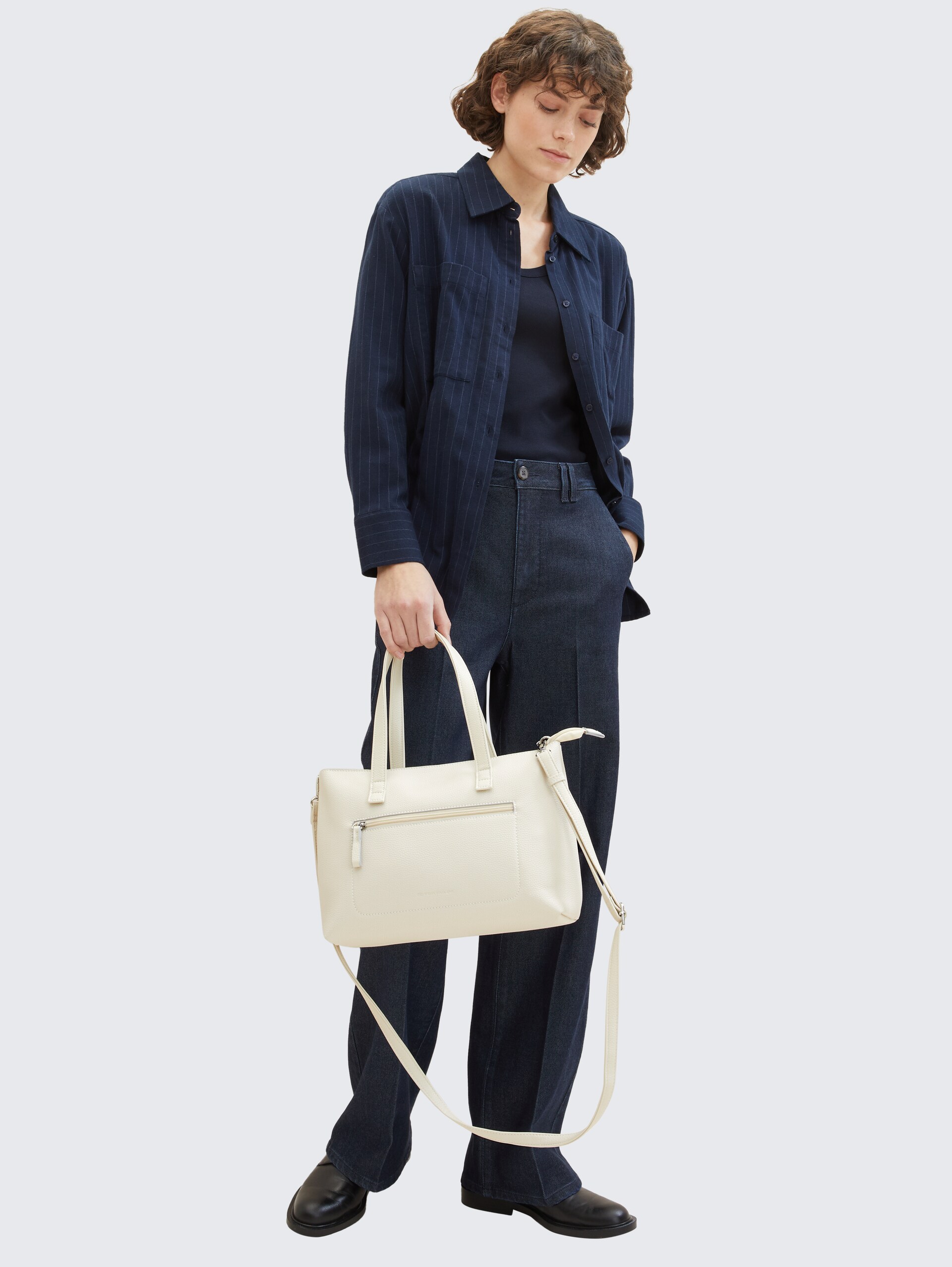 TTELIS M Shopper mit Ziernaht - off white / off white - seitliche Model-Ansicht