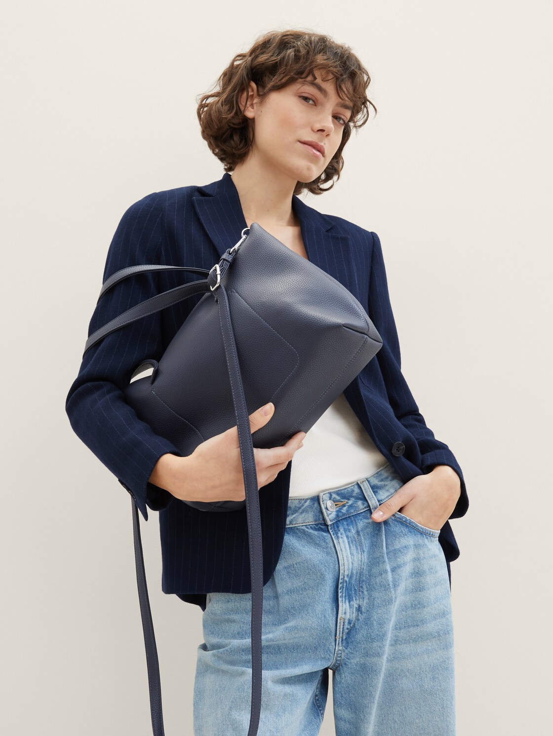 TTELIS M Shopper mit Ziernaht - dark blue - seitliche Model-Ansicht