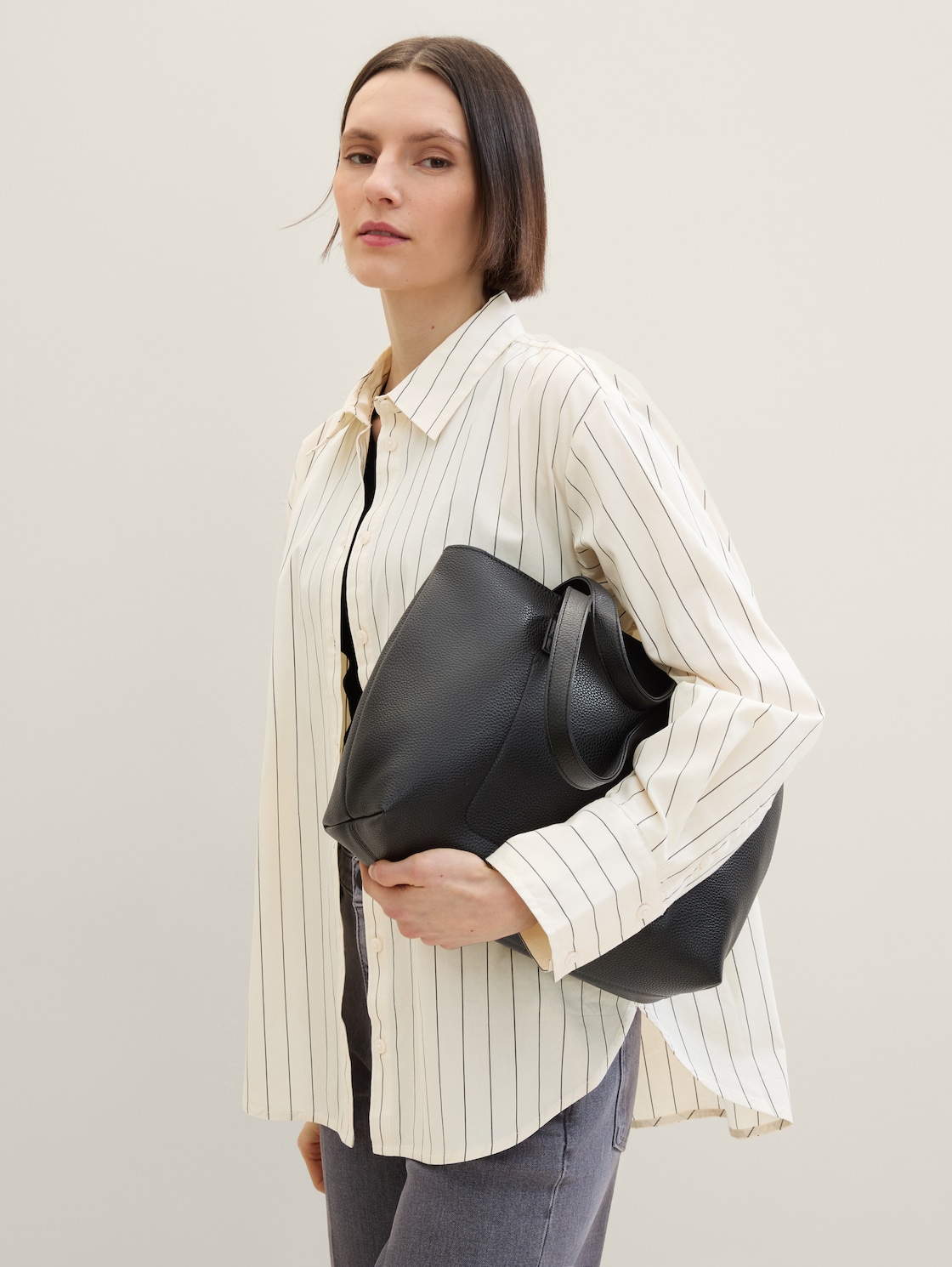 TTELIS M Shopper mit Ziernaht - schwarz / black - seitliche Model-Ansicht