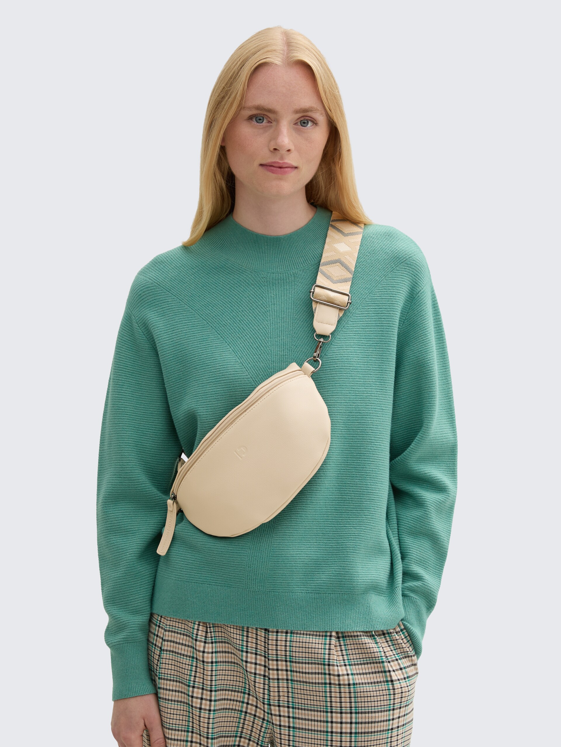 TTMENA Gürteltasche mit buntem Webriemen - camel / camel nature - seitliche Model-Ansicht