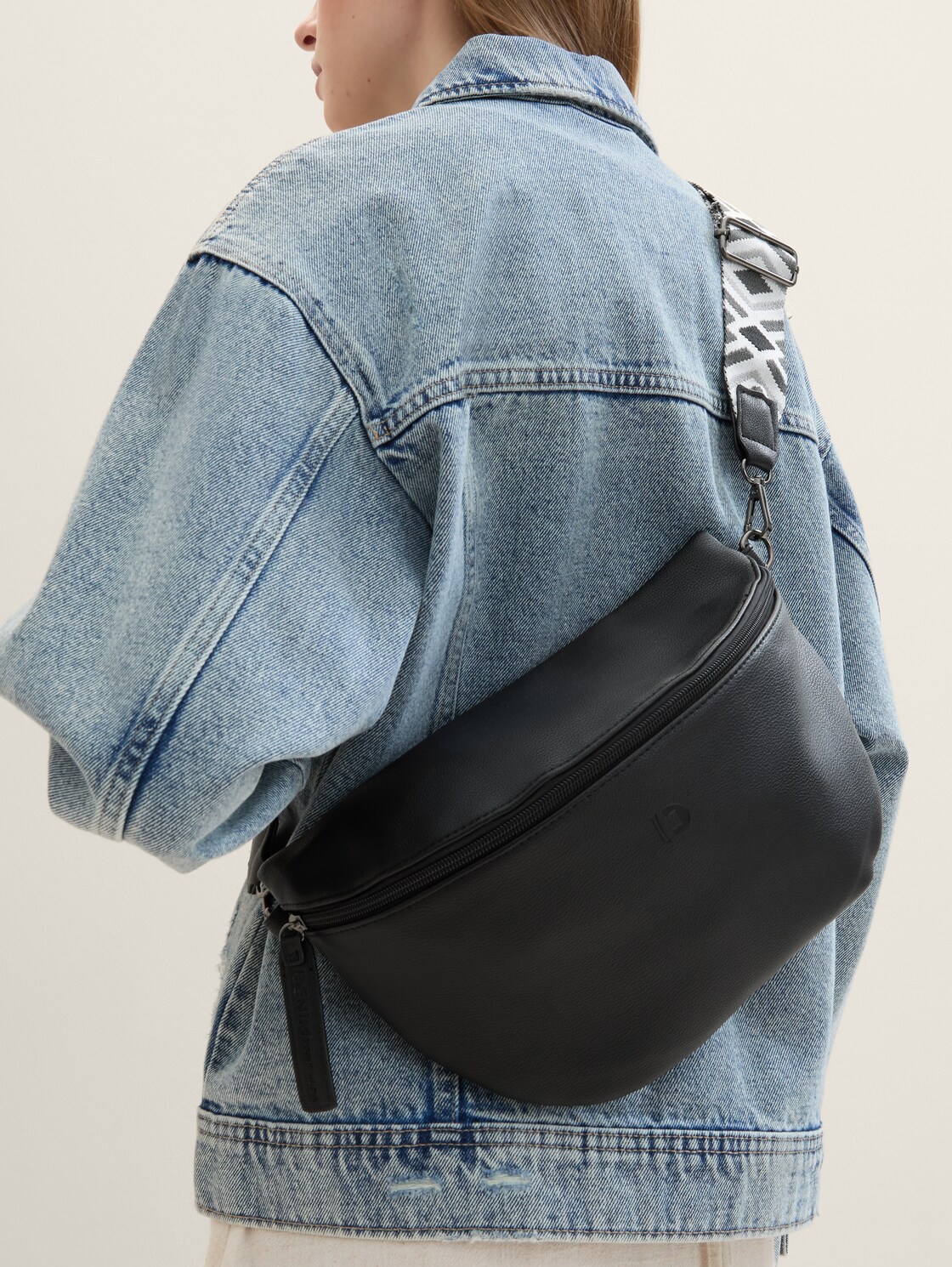 TTMENA M Umhängetasche mit gemustertem Webriemen - schwarz / black - seitliche Model-Ansicht