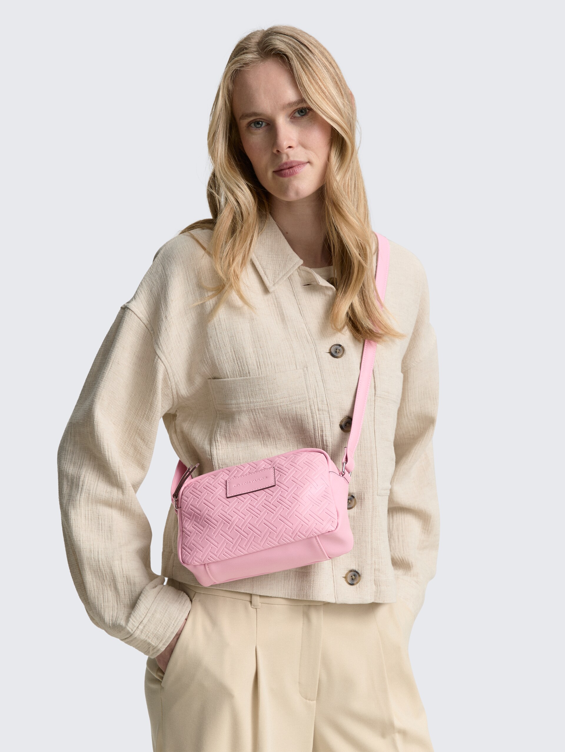 TTMIRENDA Umhängetasche mit Logo-Prägung - rose - seitliche Model-Ansicht