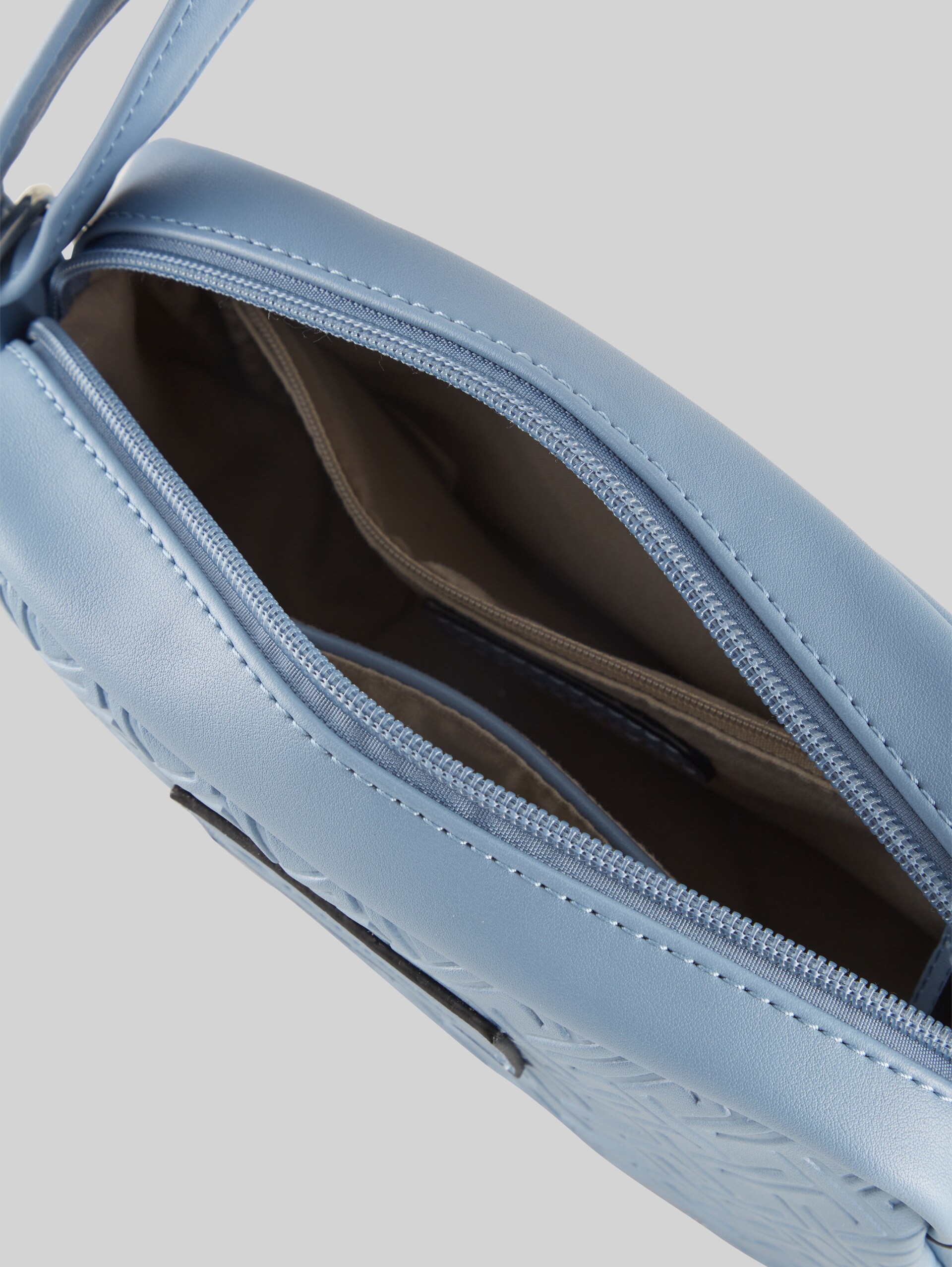 TTMIRENDA schoudertas met reliëflogo - hellblau / light blue - zijaanzicht product 