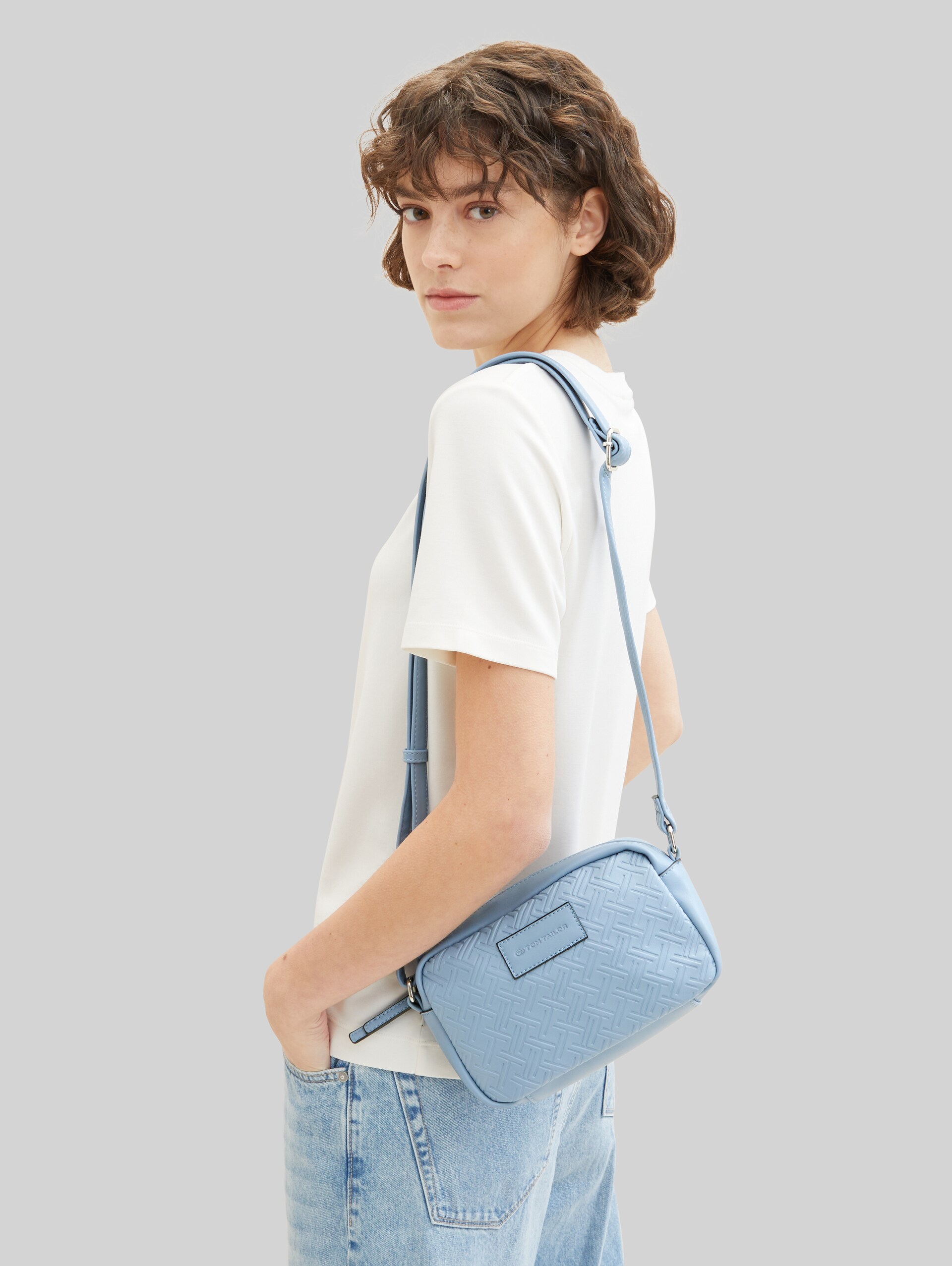 TTMIRENDA schoudertas met reliëflogo - hellblau / light blue - zijaanzicht model