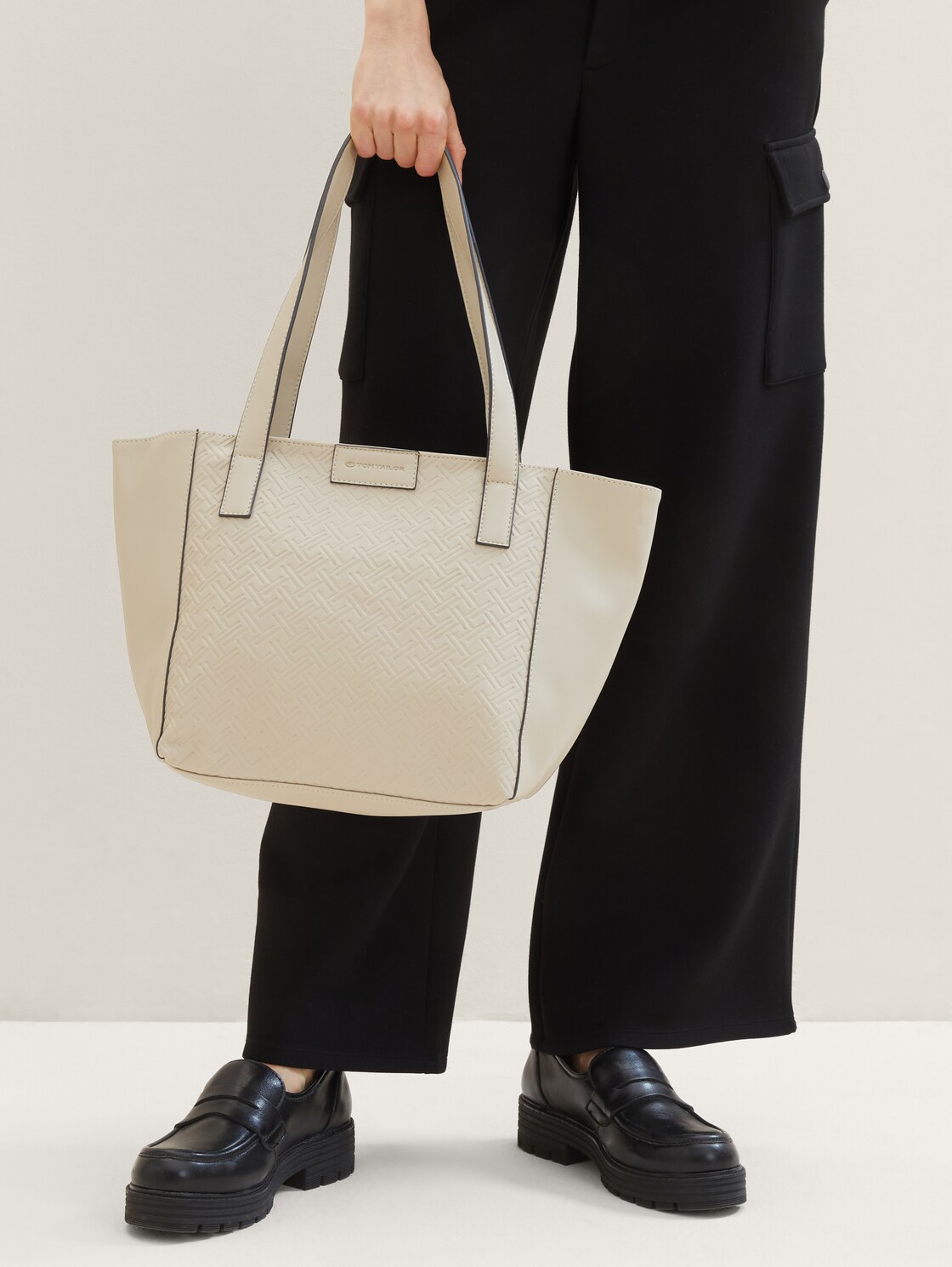 TTMIRENDA L Shopper mit Logo-Prägung - taupe / taupe - seitliche Model-Ansicht