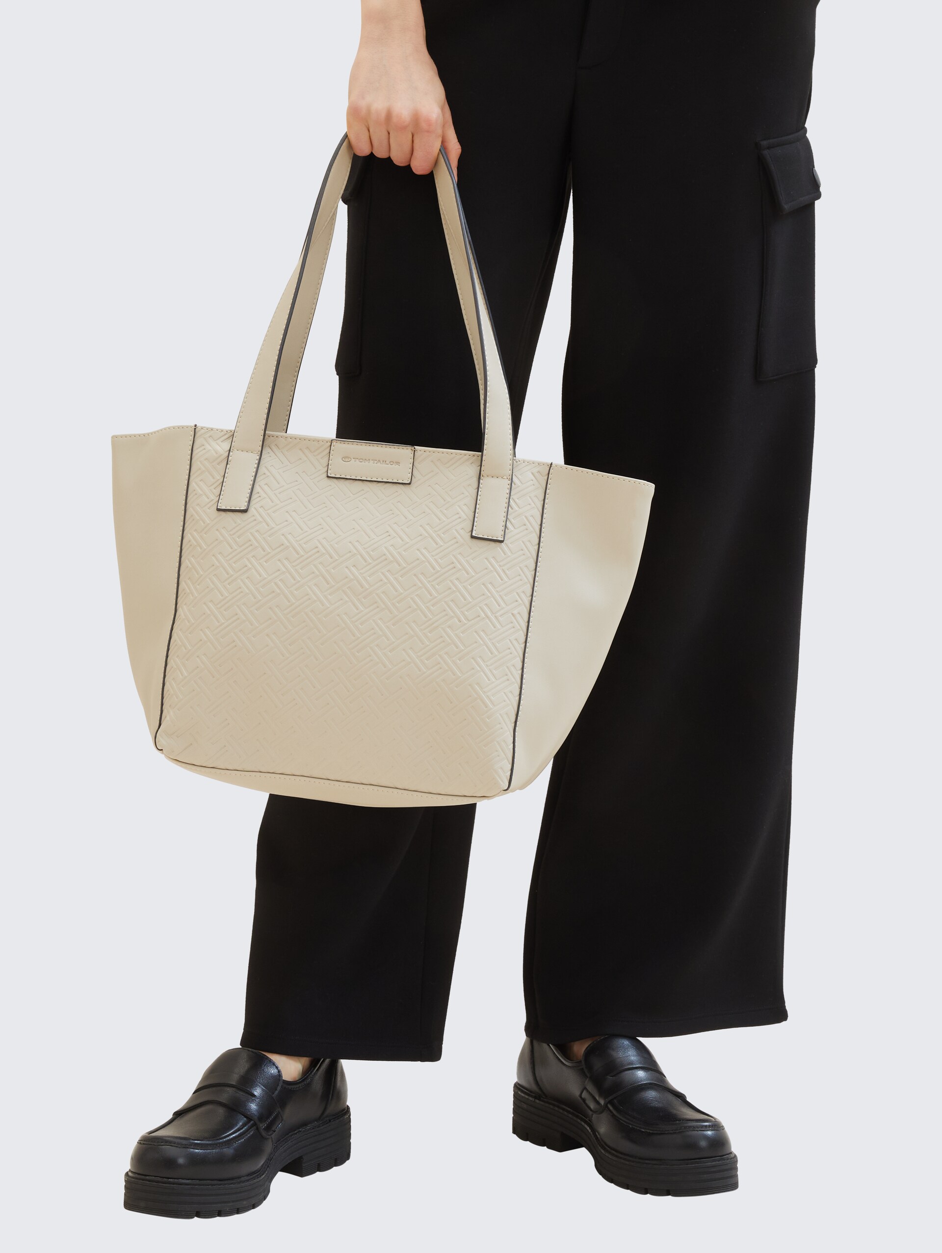 TTMIRENDA L Shopper mit Logo-Prägung - taupe / taupe - seitliche Model-Ansicht