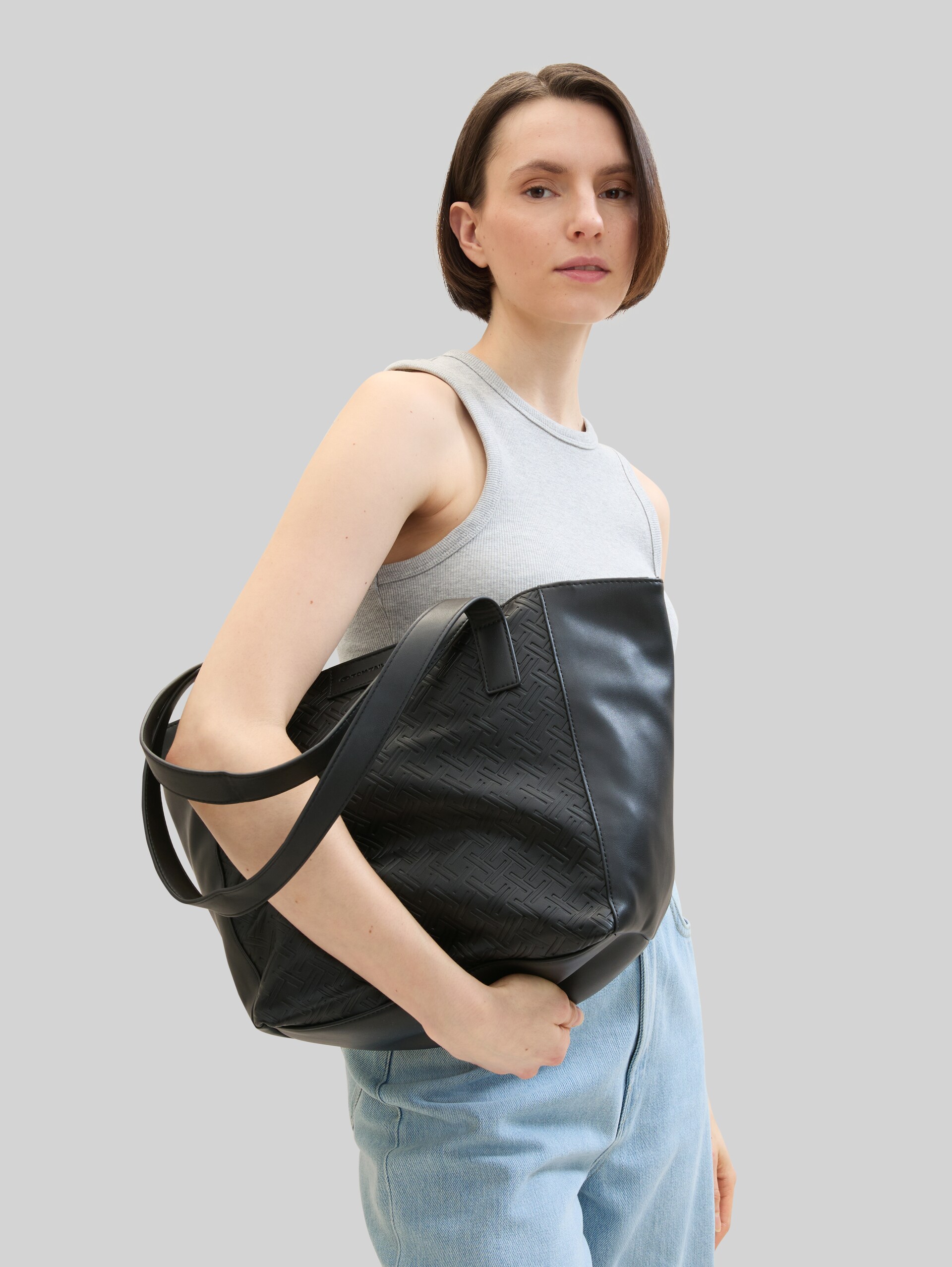 TTMIRENDA L shopper with embossed logo - schwarz / black - side model view