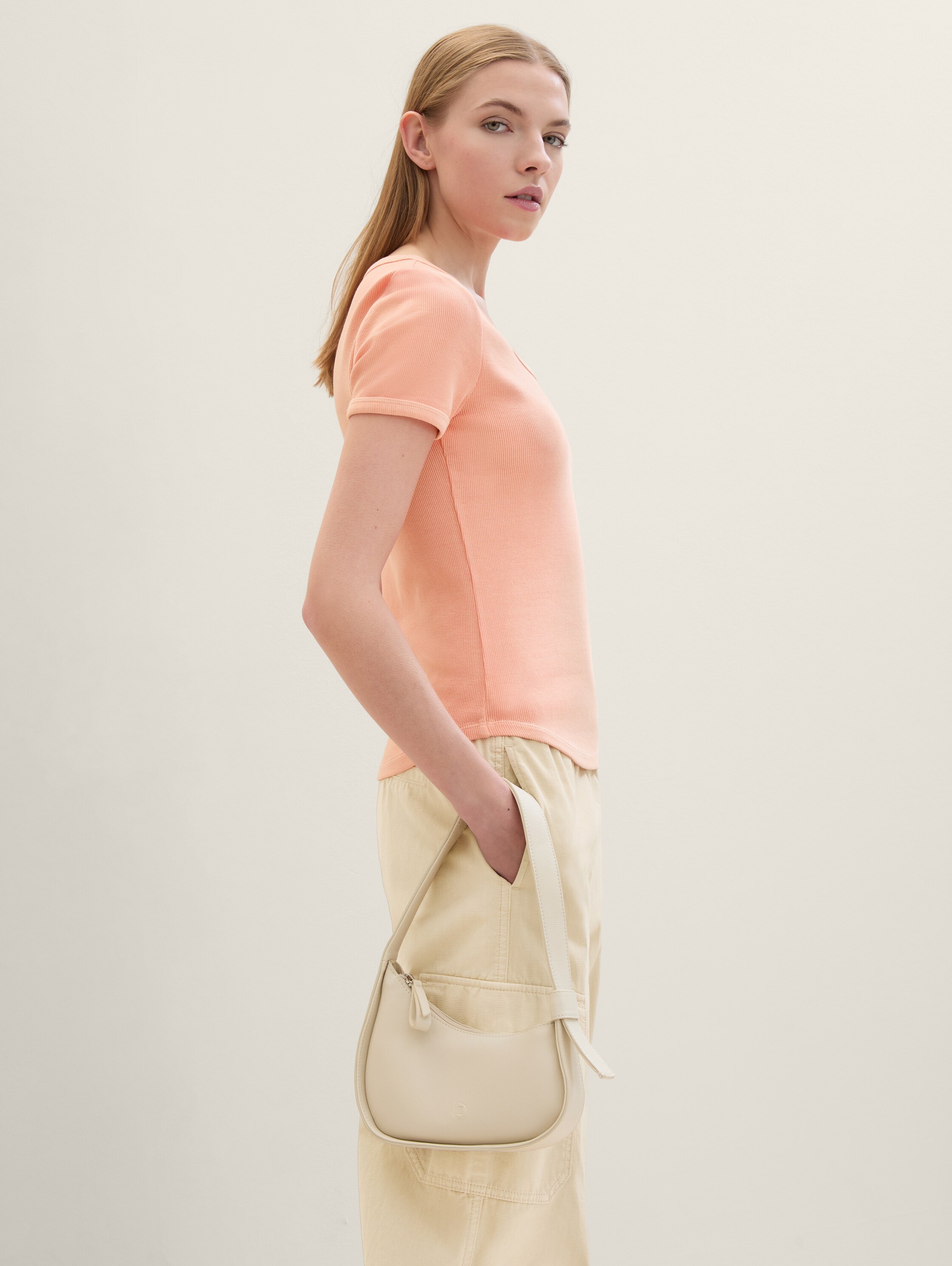 TTSANDRINA Schultertasche mit asymmetrischer Form - off white / off white - seitliche Model-Ansicht