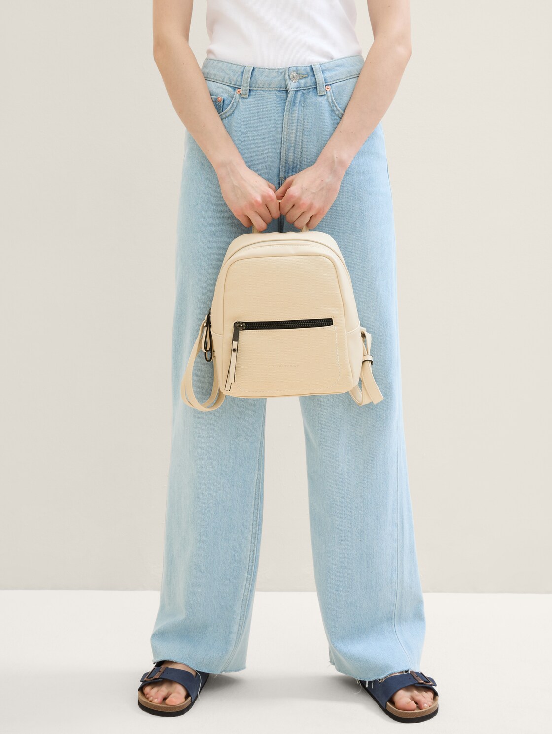 TTTAMARA S Rucksack in Canvas-Optik - beige - seitliche Model-Ansicht