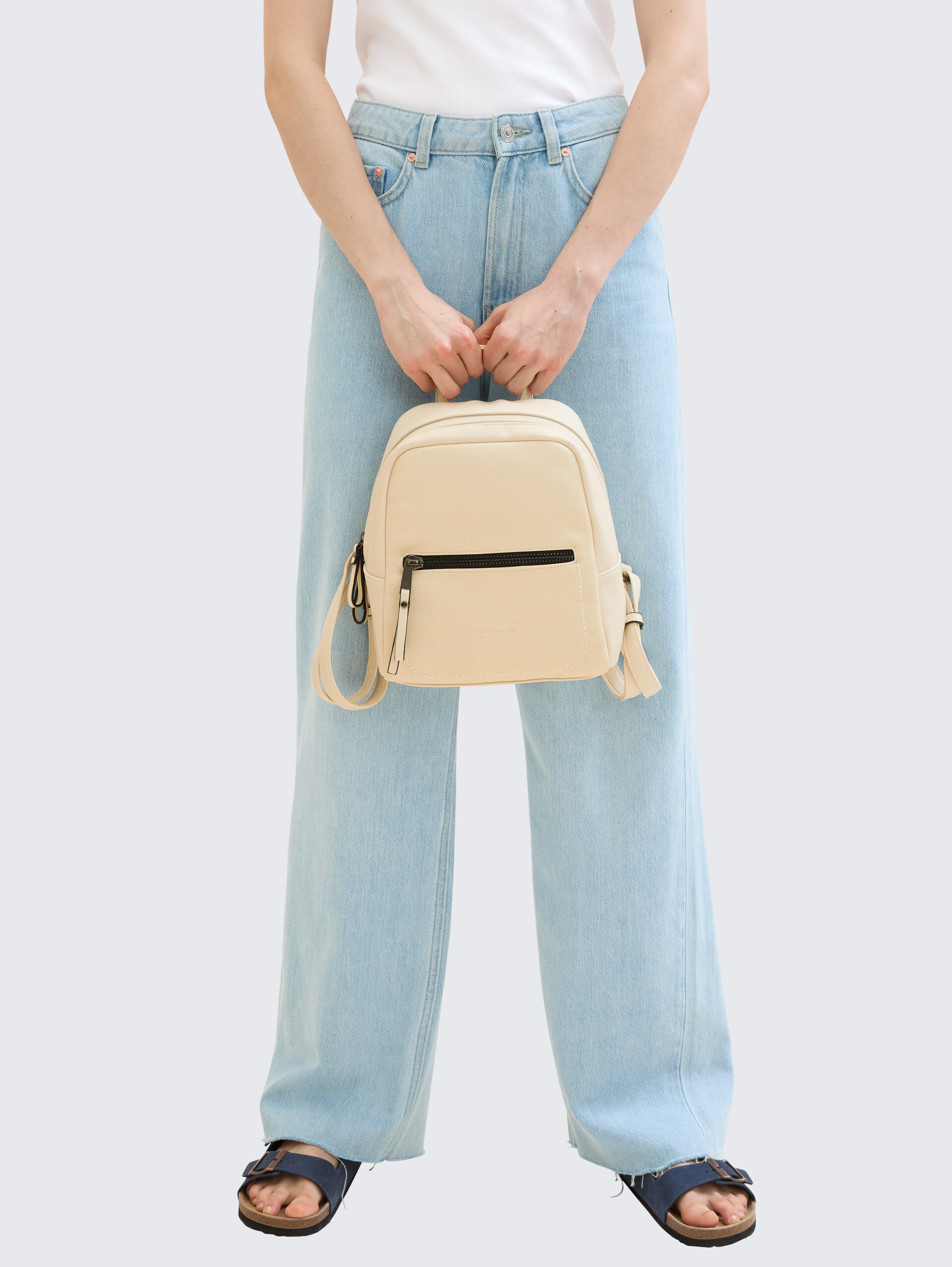 TTTAMARA S Rucksack in Canvas-Optik - beige - seitliche Model-Ansicht