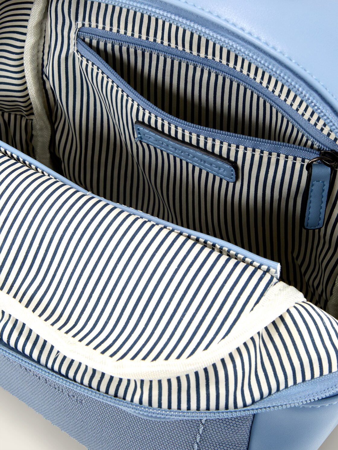 TTTAMARA S Rucksack in Canvas-Optik - hellblau / light blue - seitliche Produkt-Ansicht 