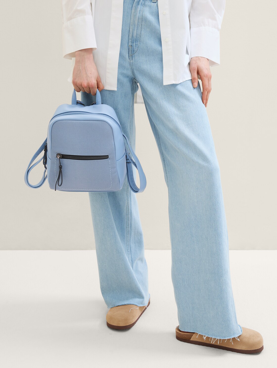 TTTAMARA S Rucksack in Canvas-Optik - hellblau / light blue - seitliche Model-Ansicht