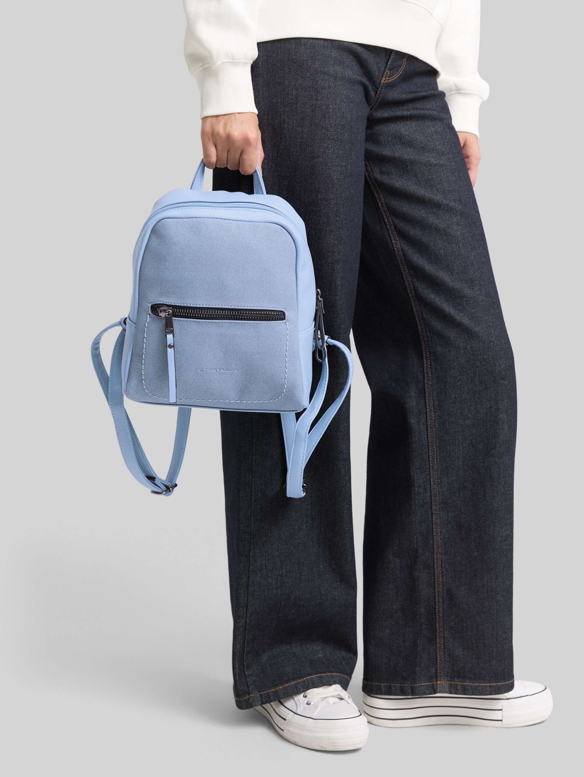 TTTAMARA S Rucksack in Canvas-Optik - hellblau / light blue - seitliche Model-Ansicht