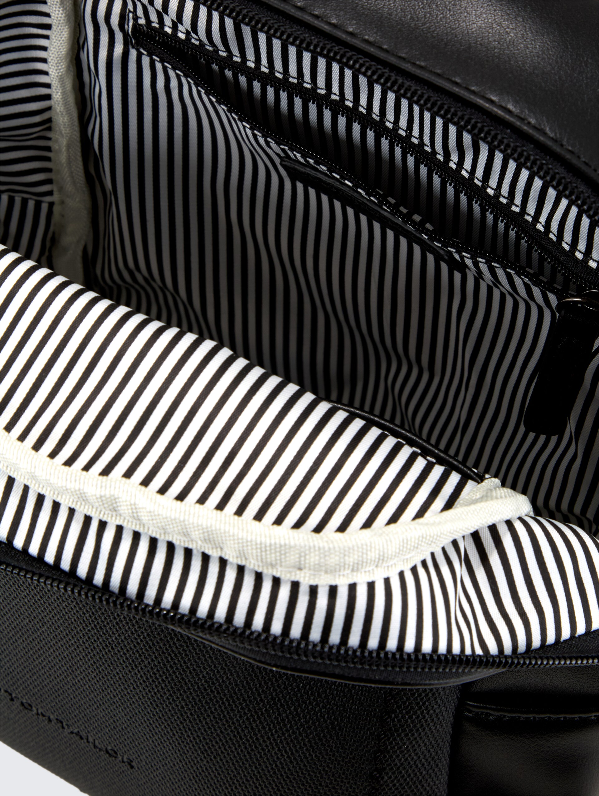 TTTAMARA S Rucksack in Canvas-Optik - schwarz / black - seitliche Produkt-Ansicht 
