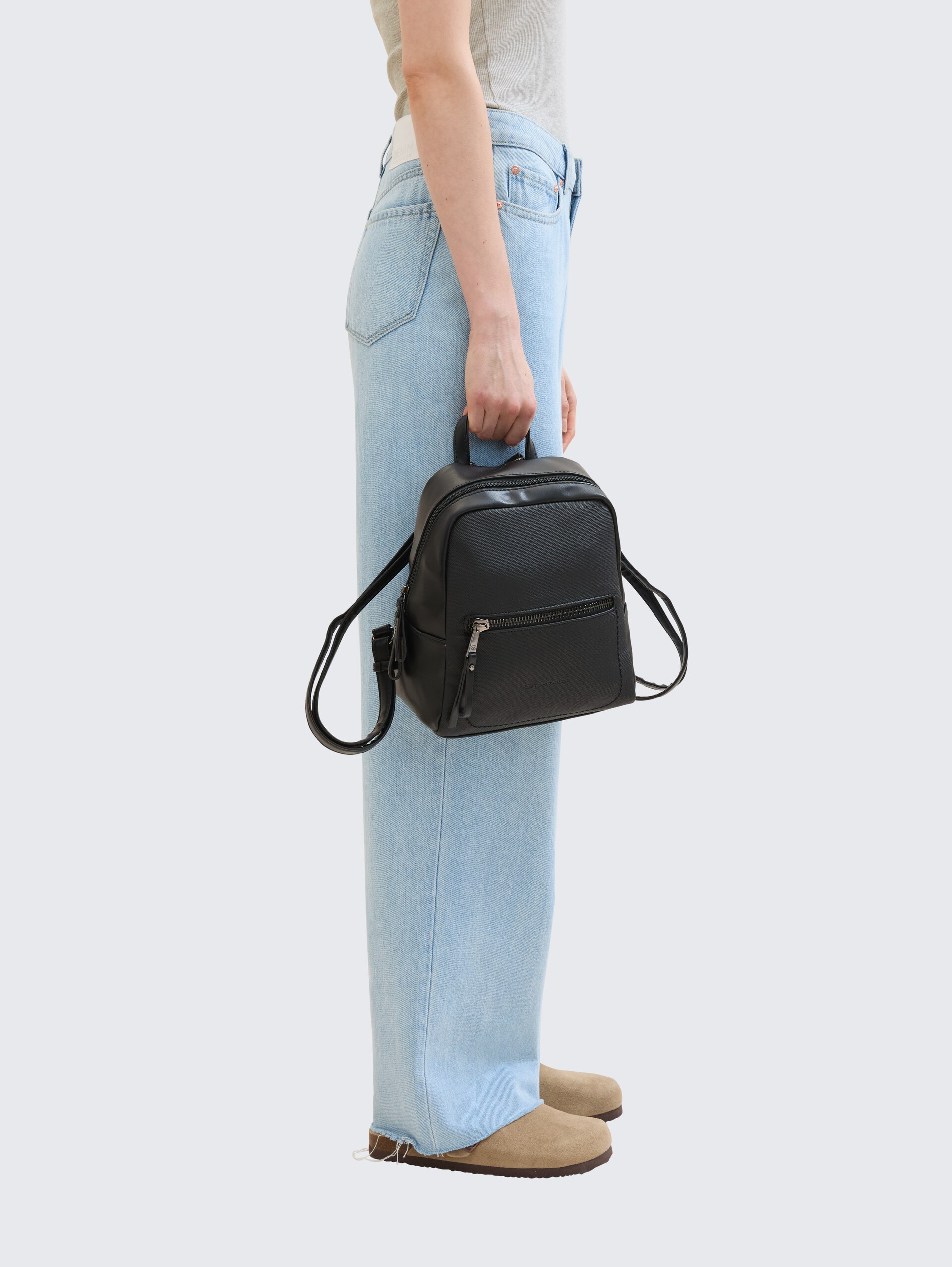 TTTAMARA S Rucksack in Canvas-Optik - schwarz / black - seitliche Model-Ansicht