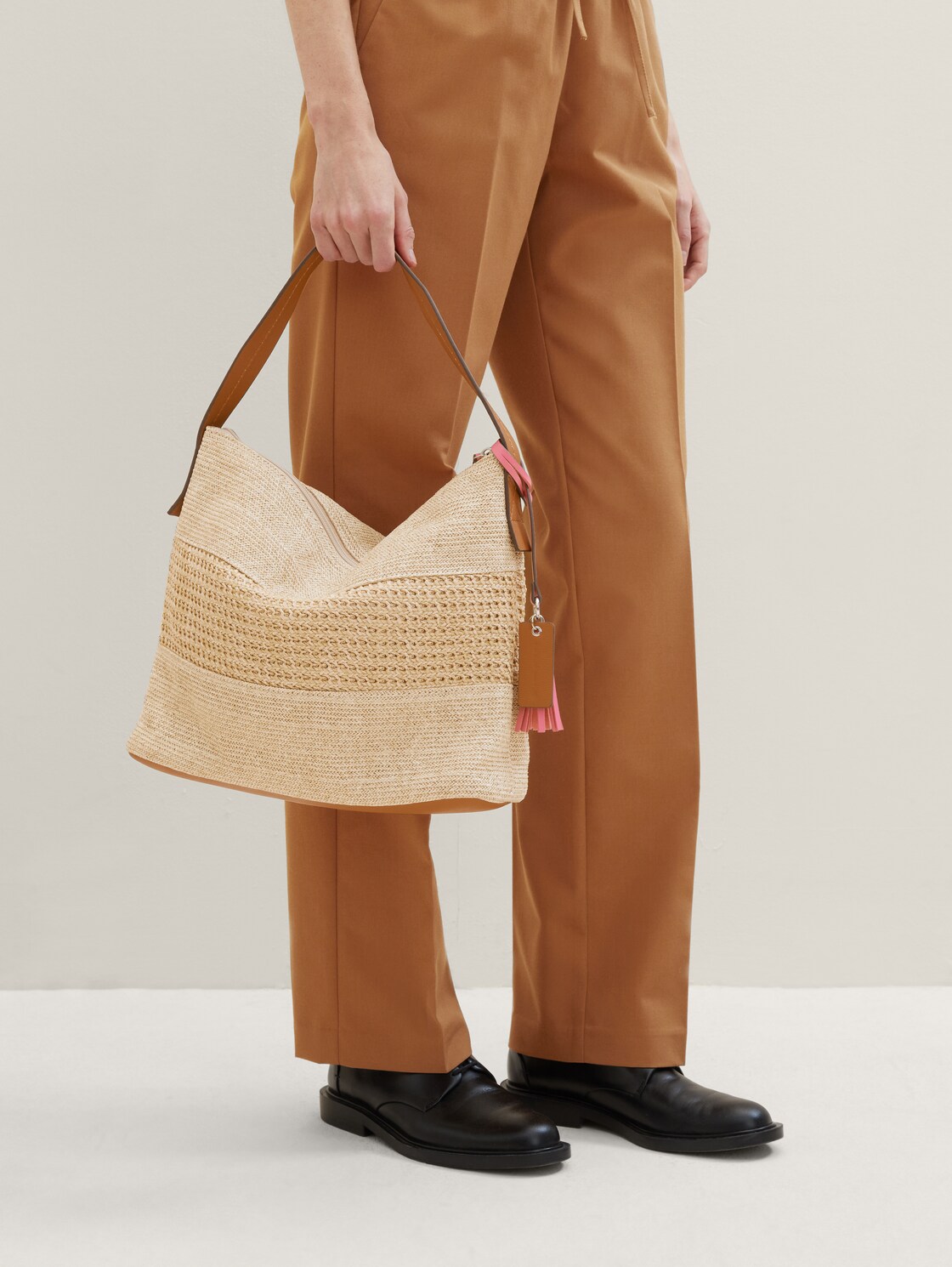 Vita Hobo Tasche - mixed beige - seitliche Model-Ansicht