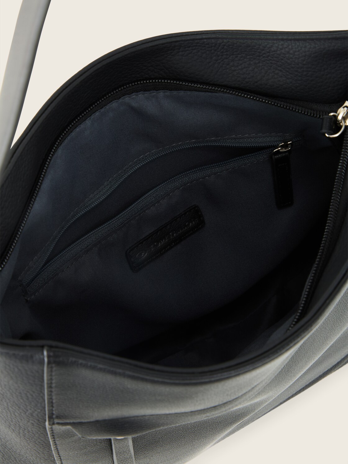 TTLAREA M Schultertasche aus Lederimitat - schwarz / black - seitliche Produkt-Ansicht 