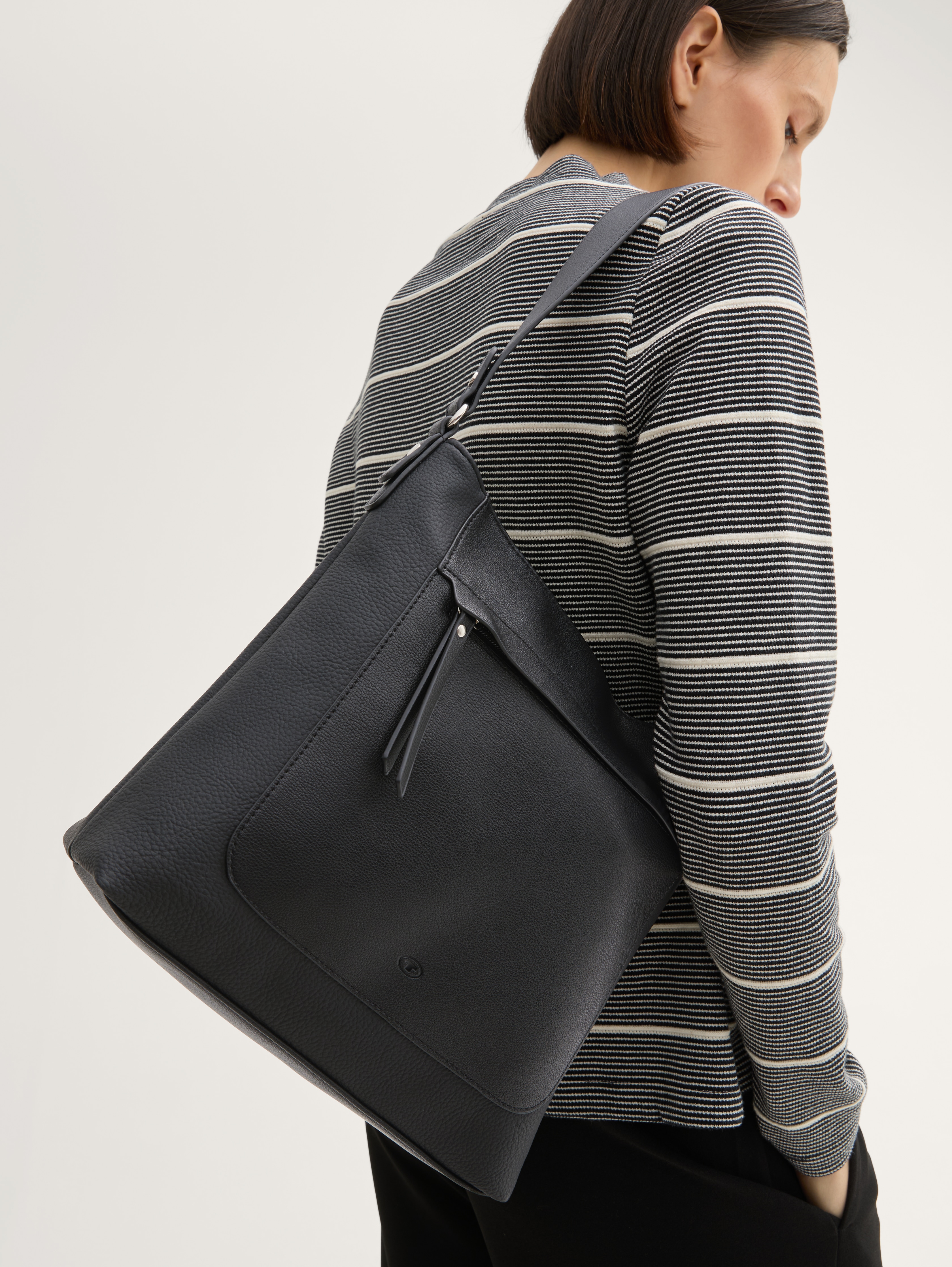 TTLAREA M faux leather shoulder bag by Women, schwarz / black